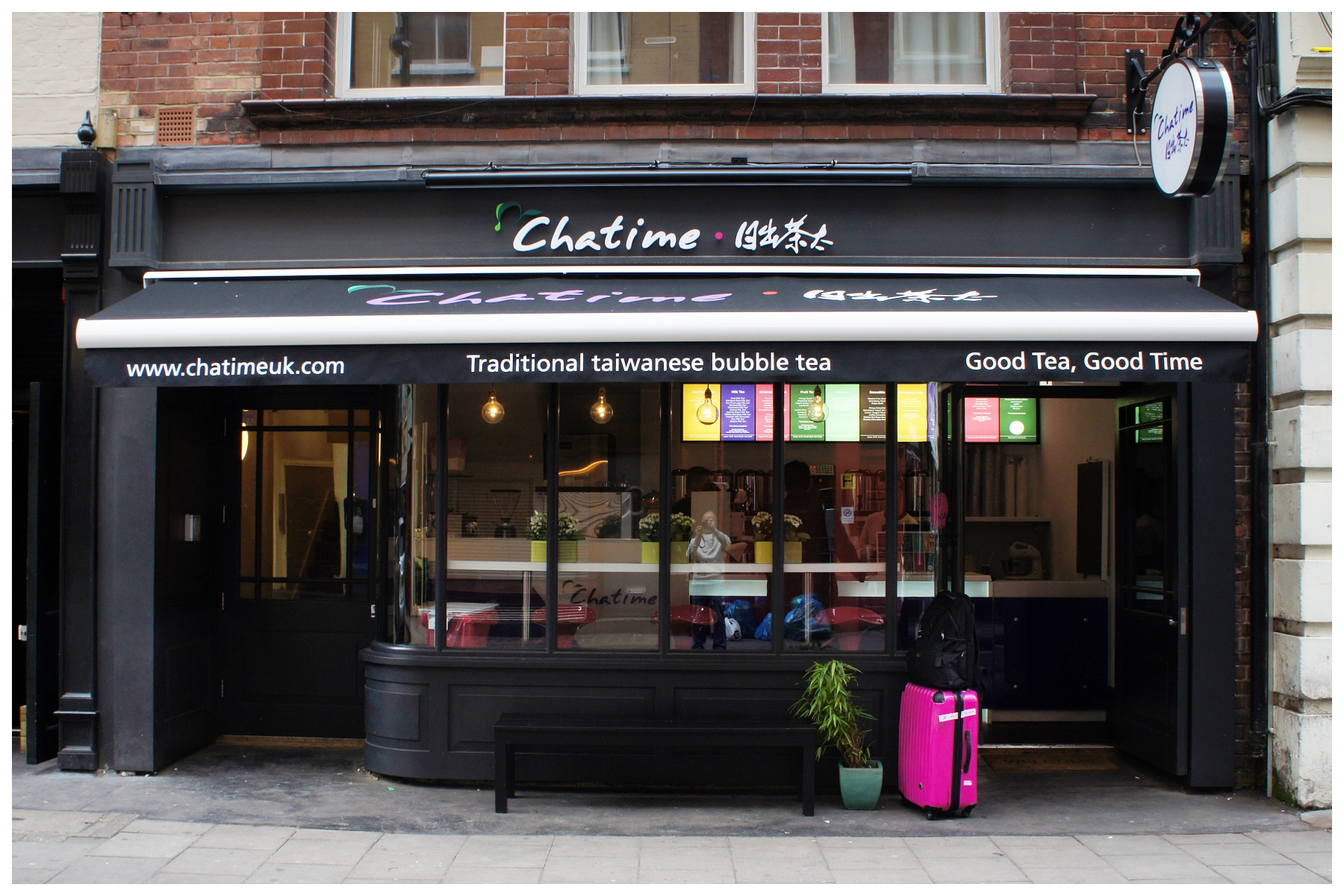 日出茶太2012年前進英國SOHO區開設歐洲第一家門市，店面風格簡約時尚。（六角國際提供）