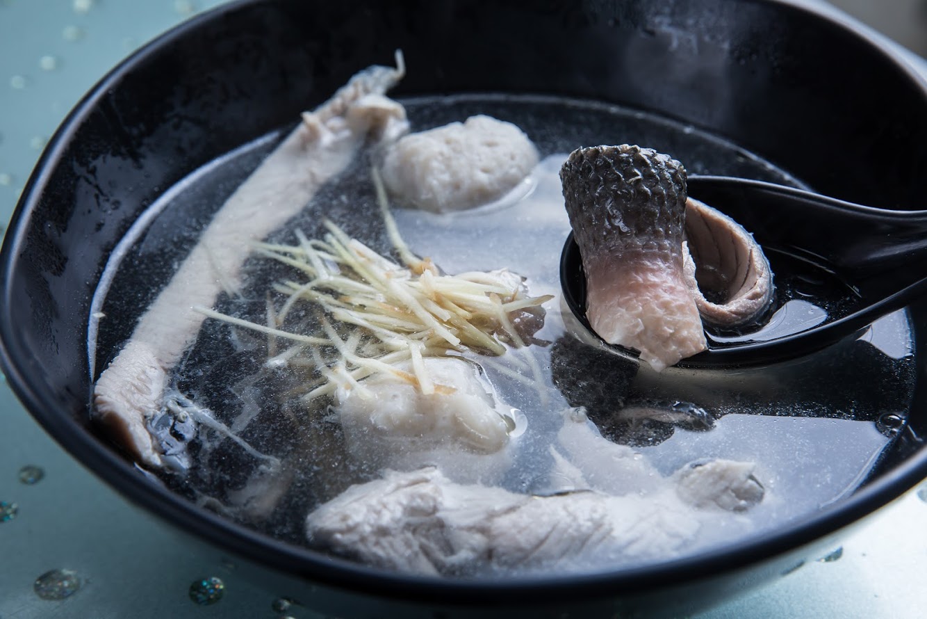 綜合虱目魚湯,魚肚、魚皮、魚肉、魚丸一碗大滿足。(105元∕份)