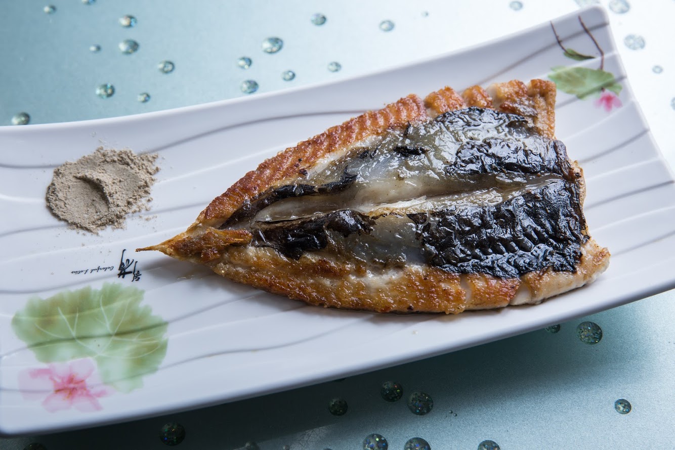 一隻虱目魚只有一片魚肚,乾煎虱目魚肚香氣四溢。(100元/份)
