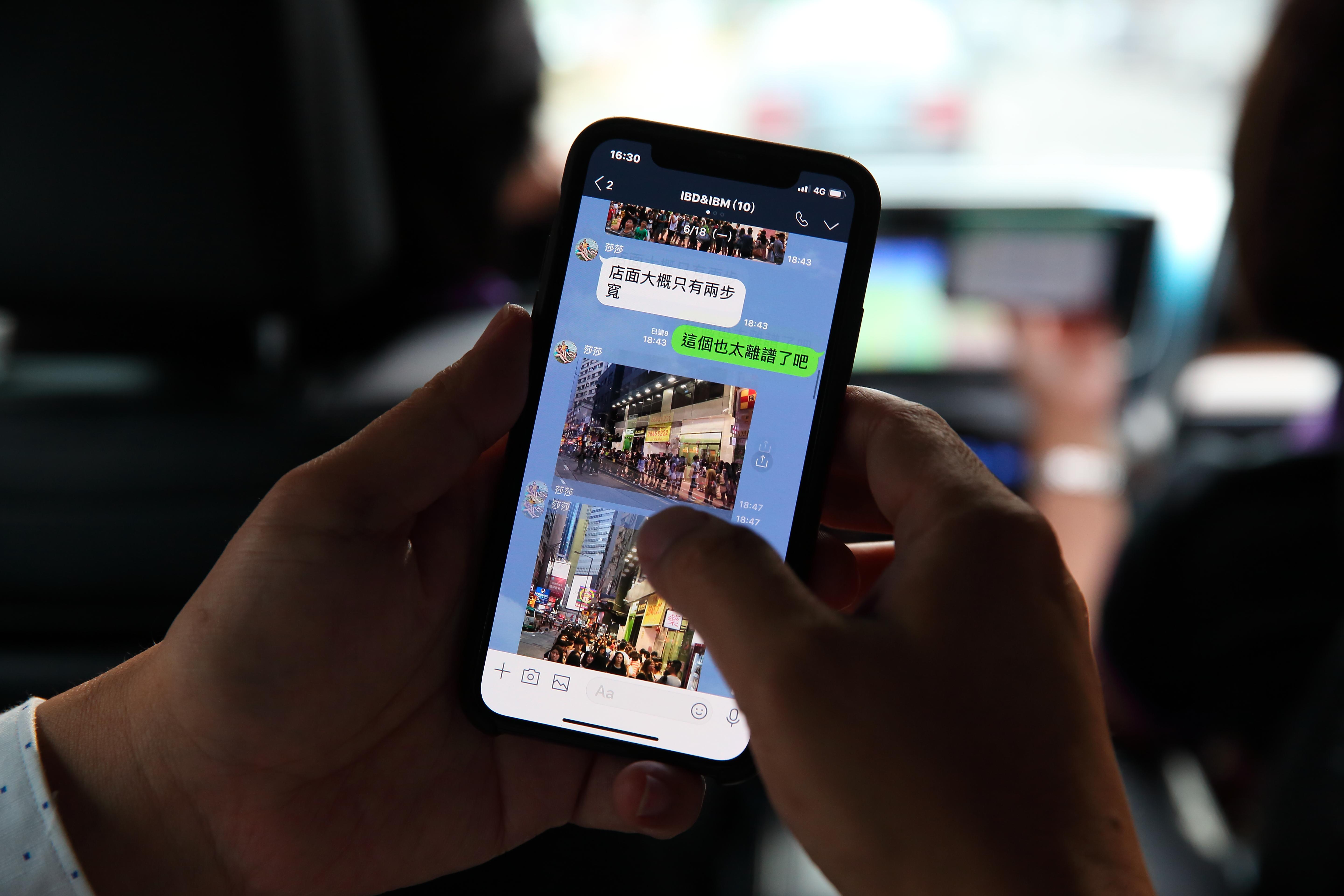 王耀輝靠Line、wechat關注各地市況，每天光Line就有數百則訊息。