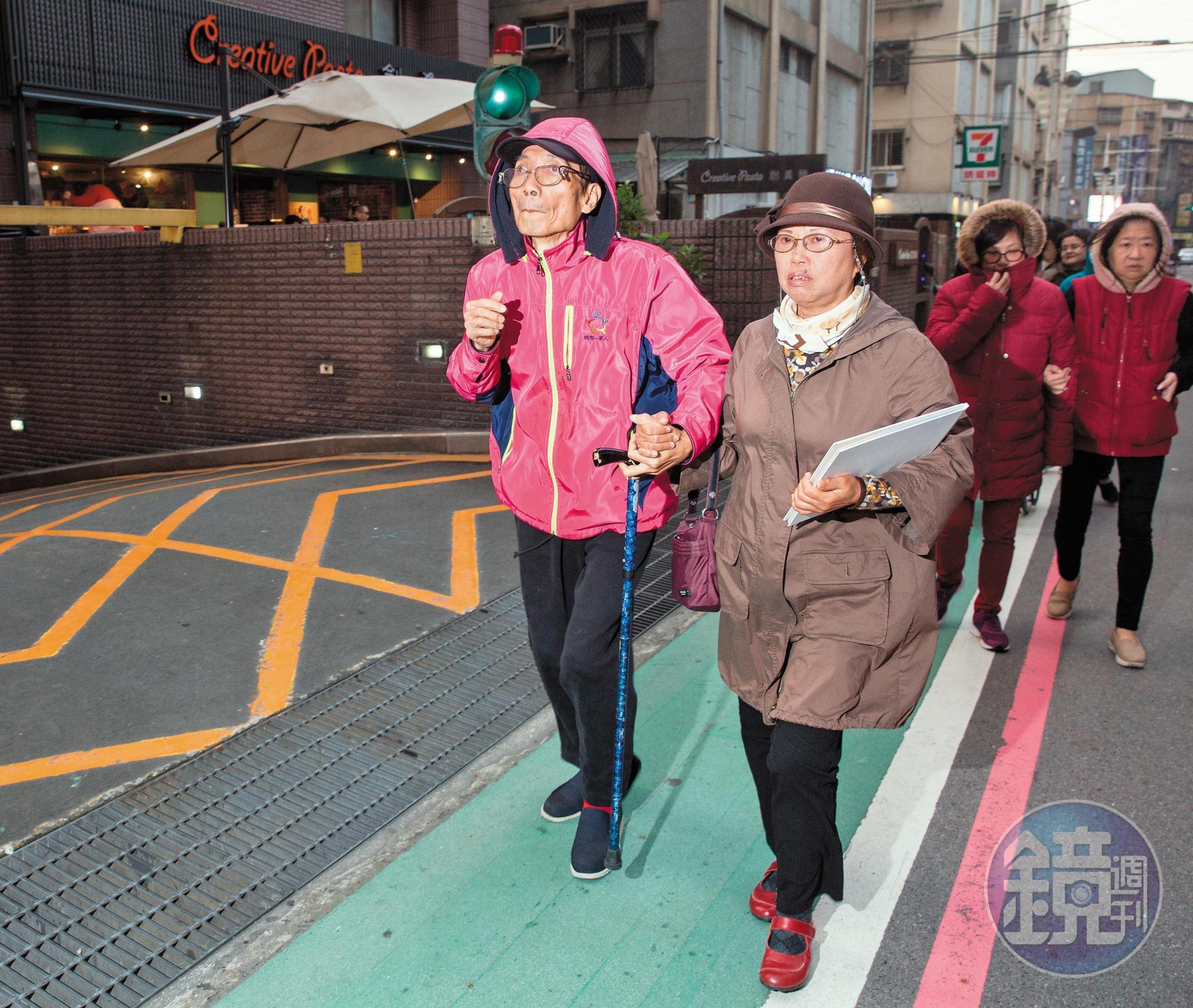 罹患帕金森氏症的王先生(左)已經失智,太太蘇小姐(右)認為帶他出門多走動,能有效延緩退化速度。