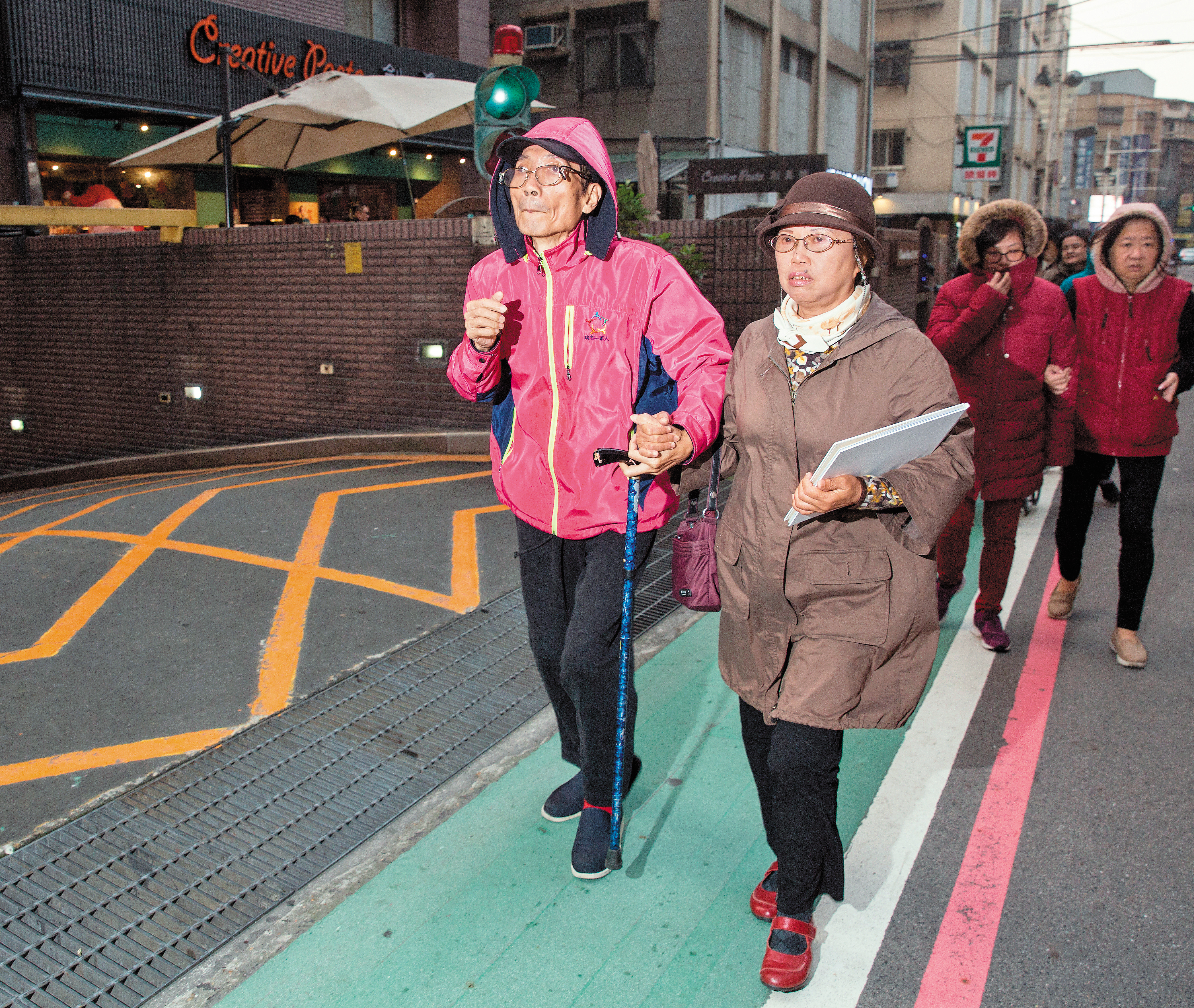 罹患帕金森氏症的王先生（左）已經失智，太太蘇小姐（右）認為帶他出門多走動，能有效延緩退化速度。