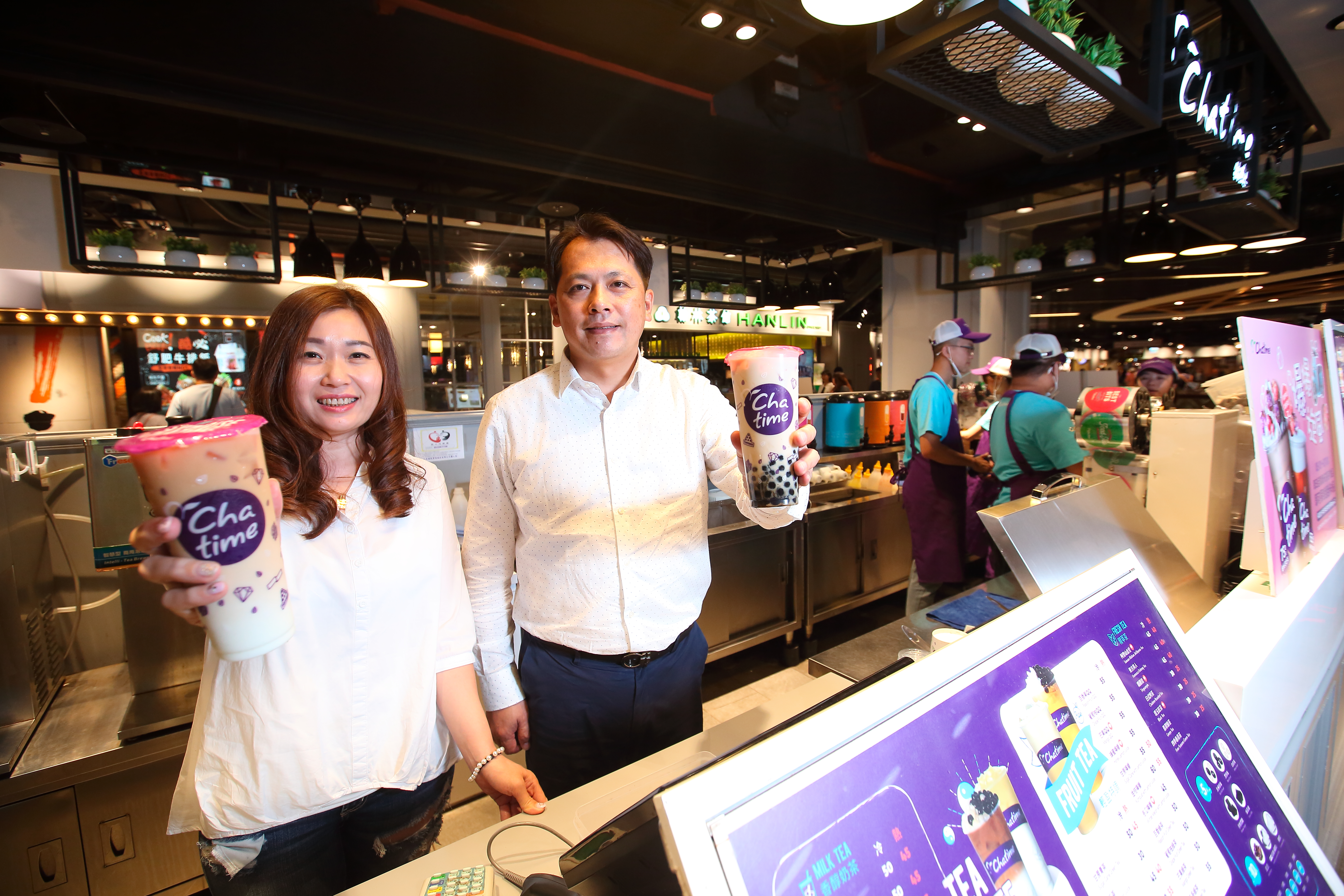 王耀輝（右）、王麗玉（左）都對自家品牌日出茶太信心滿滿。