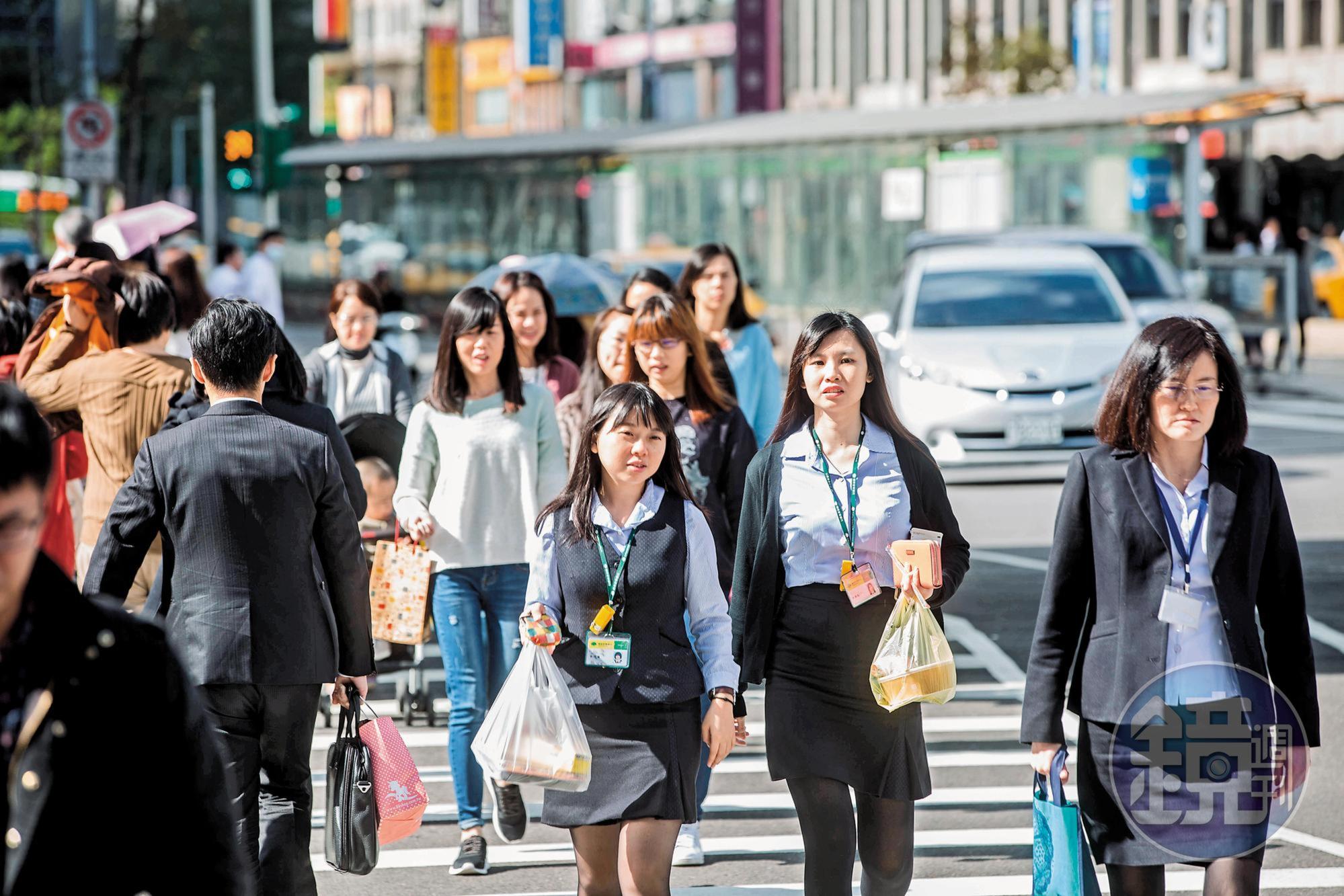 目前僅45萬餘名勞工參與自提，自提率6.8％，受惠勞退基金收益率提高，近年有增加趨勢。