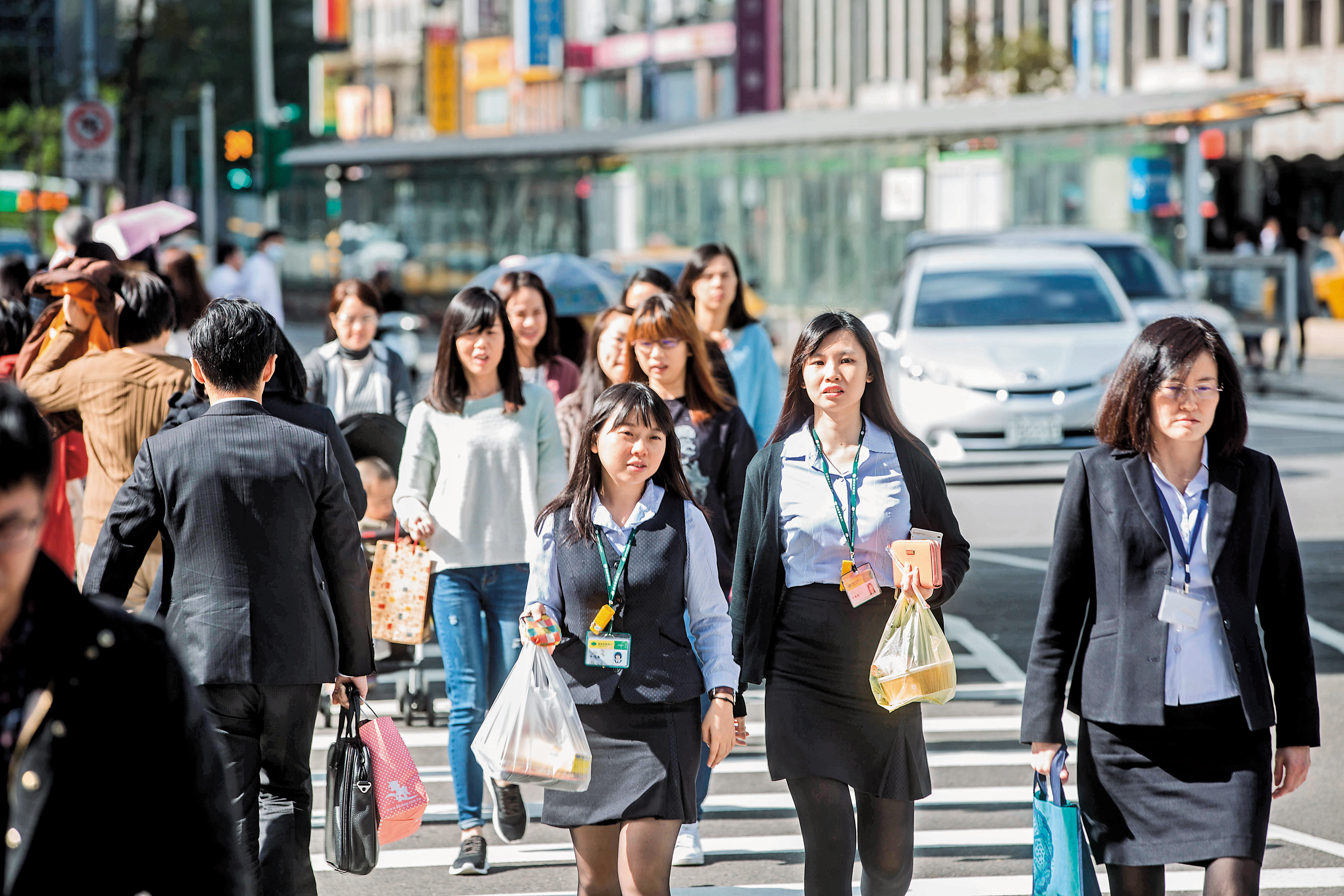 目前僅45萬餘名勞工參與自提,自提率6.8%,受惠勞退基金收益率提高,近年有增加趨勢。