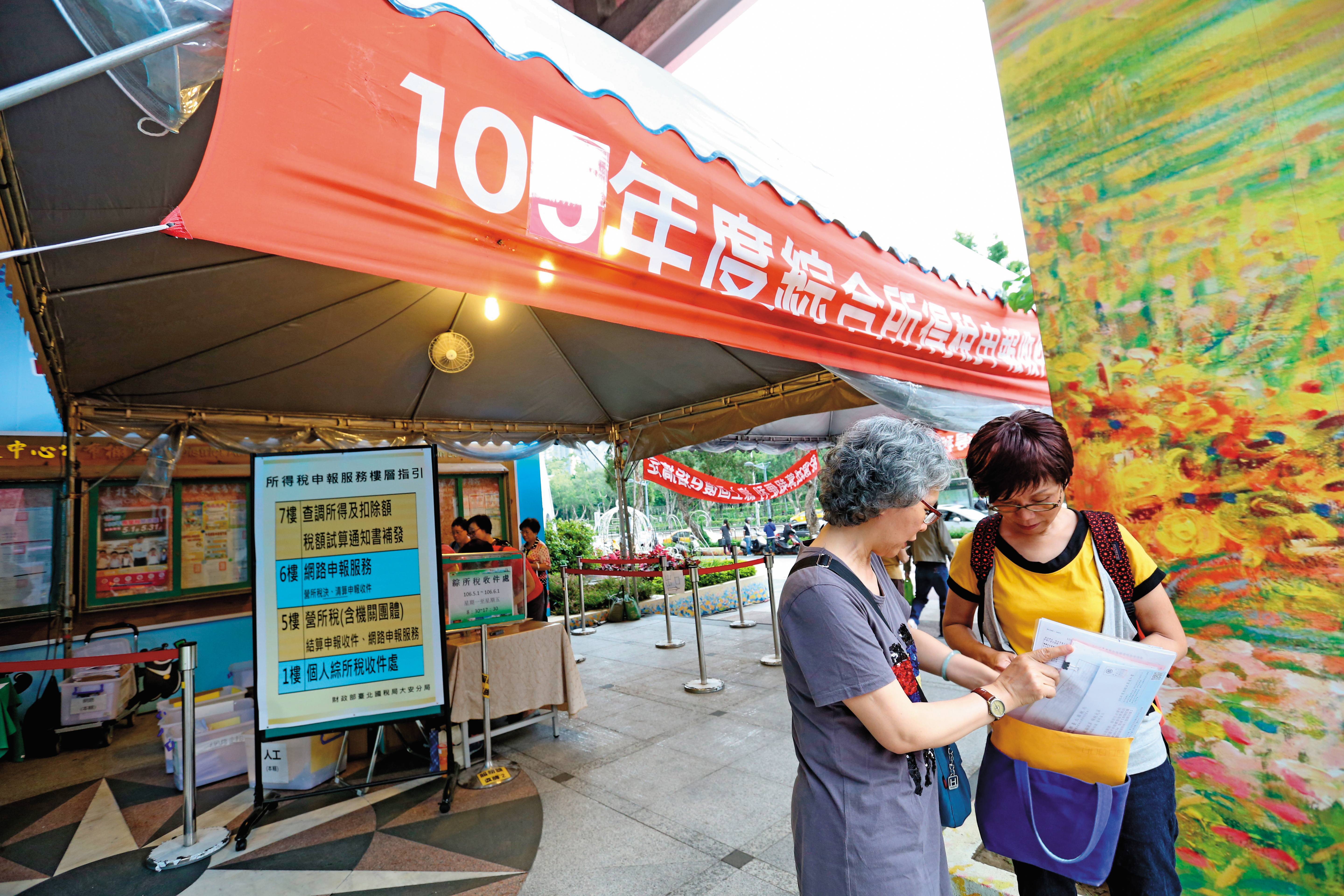 新制勞退金須申報計入綜合所得課稅,視個人情況選擇一次領或領月退,在定額免稅額門檻內可以少繳所得稅。