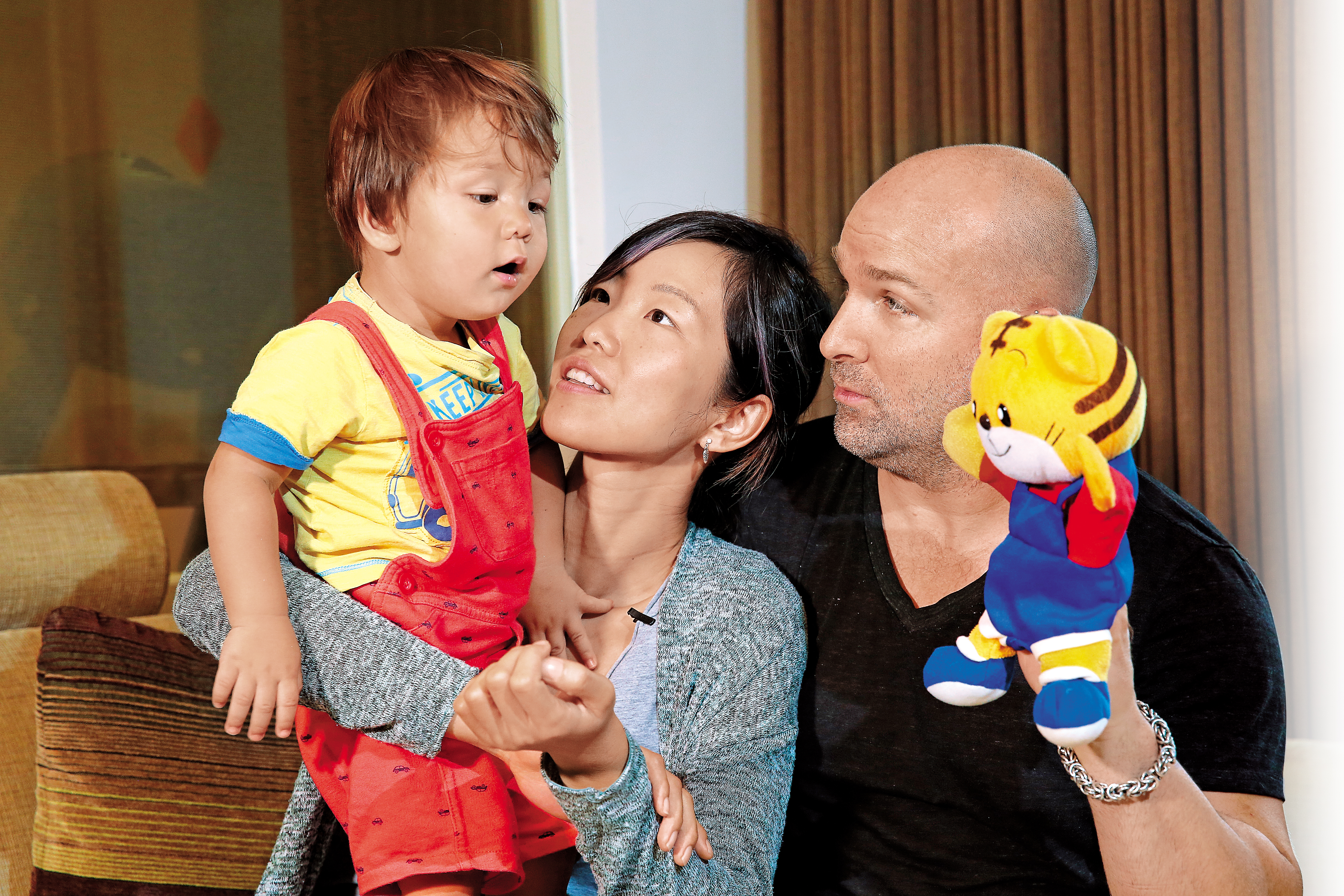 早早退休的傑若米（右）和維尼（中）一路陪著孩子成長，更帶著孩子體驗全球生活。