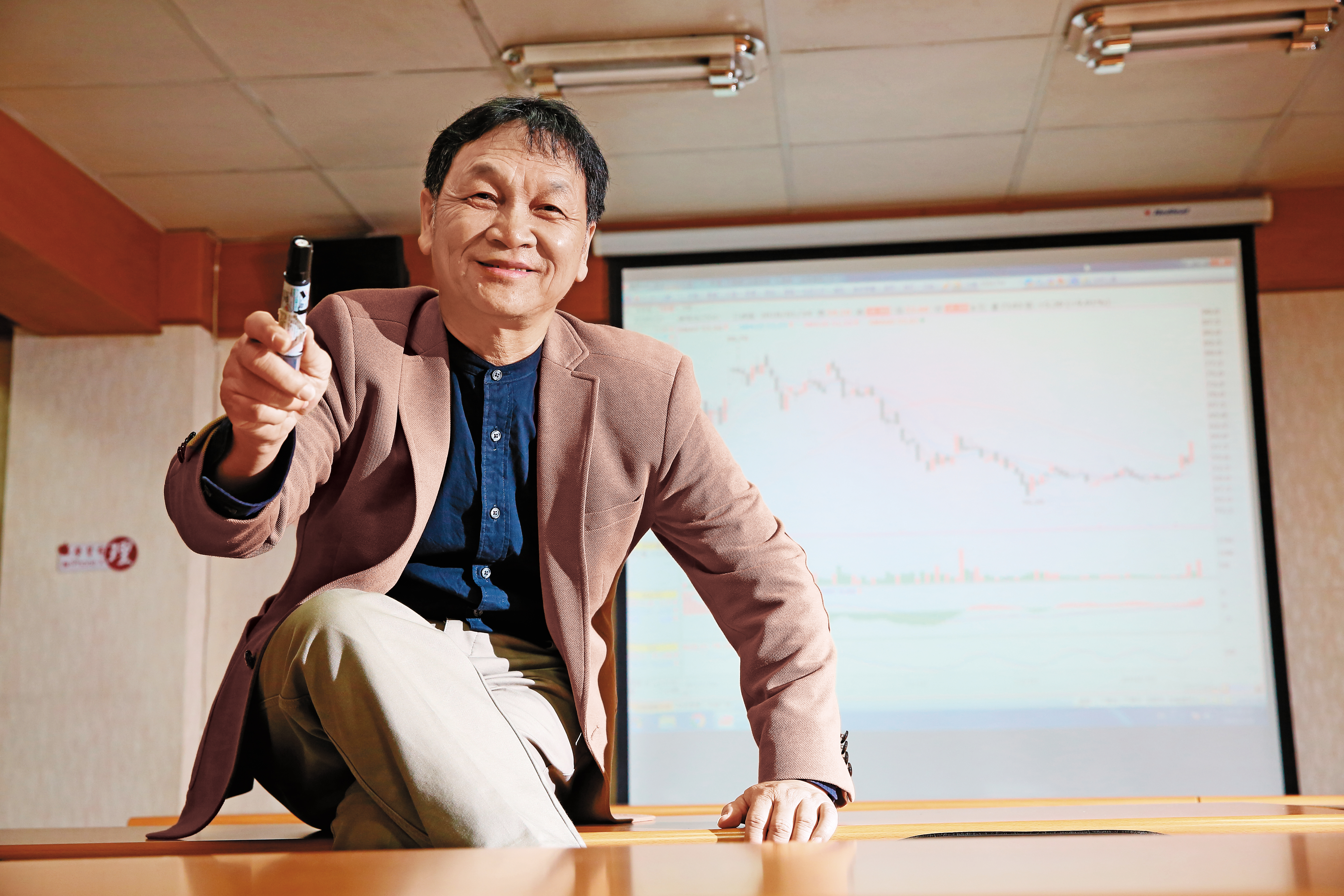 年近70歲的朱家泓，10年來靠著「選圖不選市」的操作原則，從股票市場中賺進數百萬元。