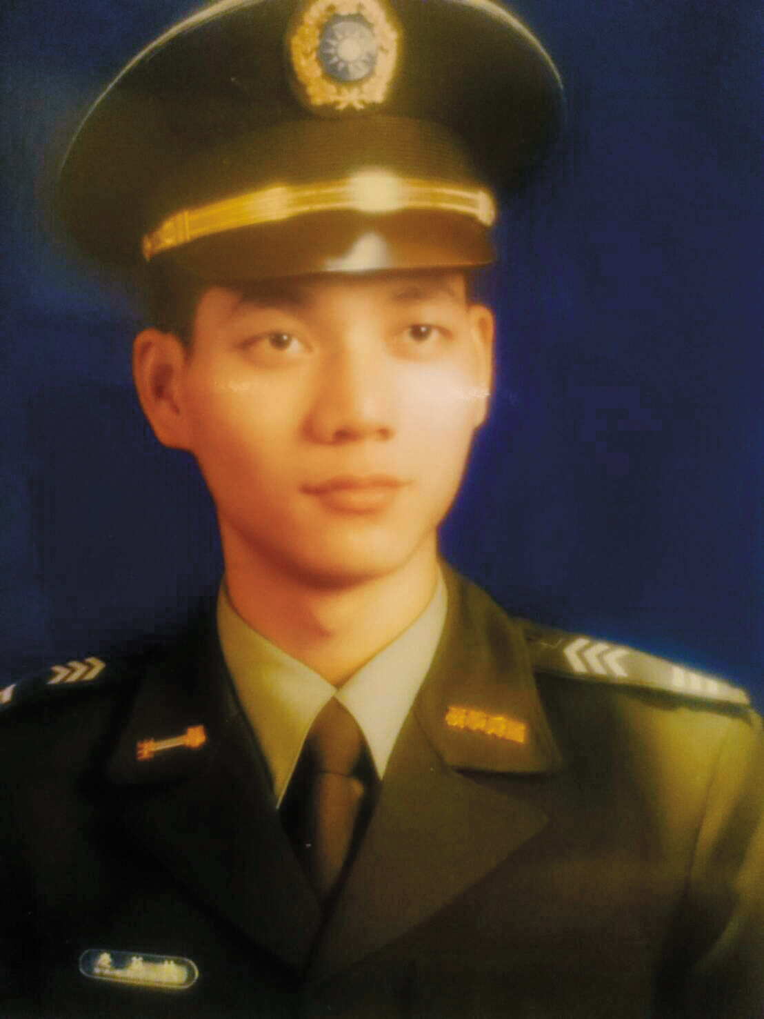 林益慶身高190公分,憲兵學校畢業即展開約14年的軍旅生涯。