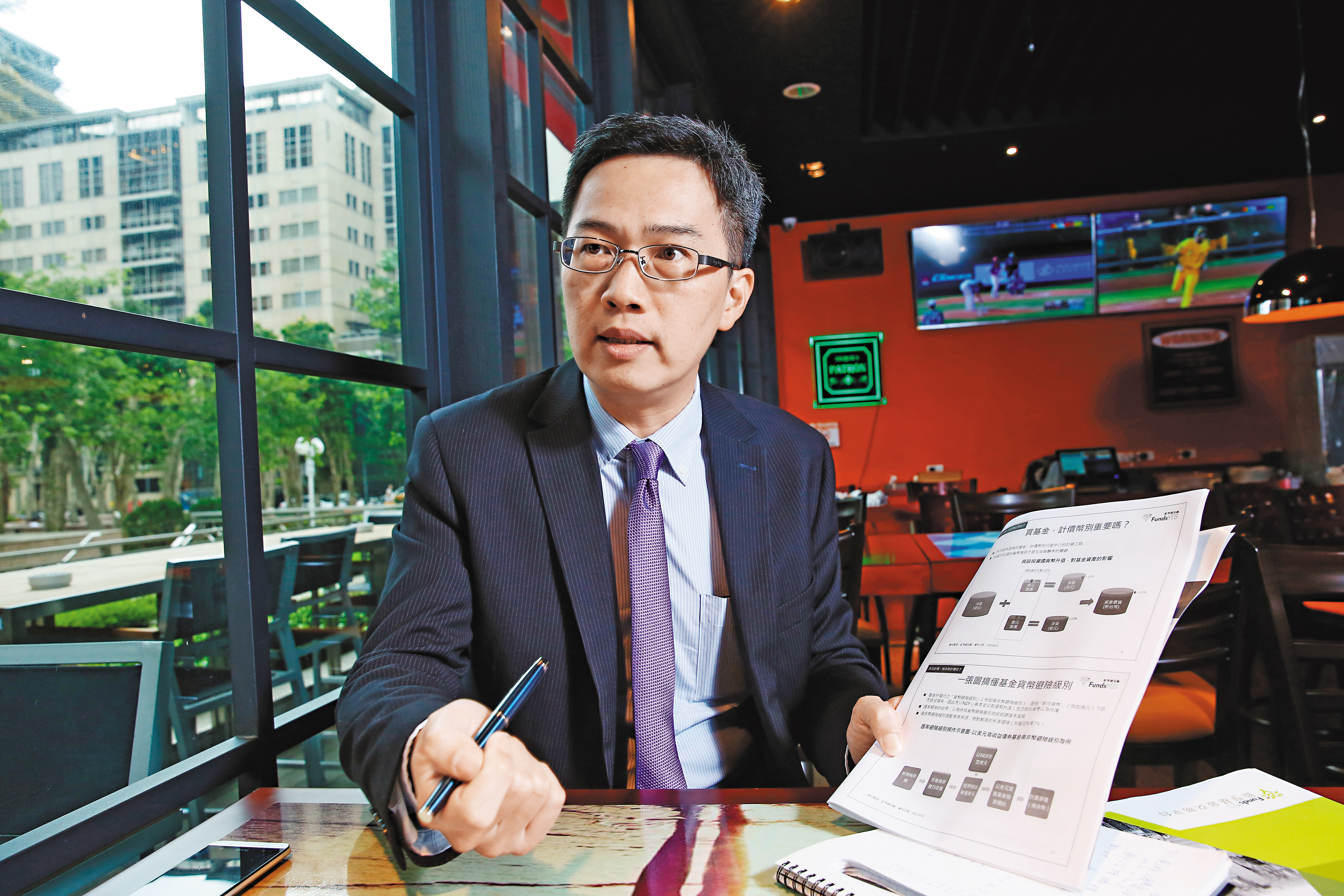 鉅亨基金交易平台策略長張榮仁提出「金三角戰術」，以股債平衡型基金為主，再搭配高收益債基金和新興市場債基金。