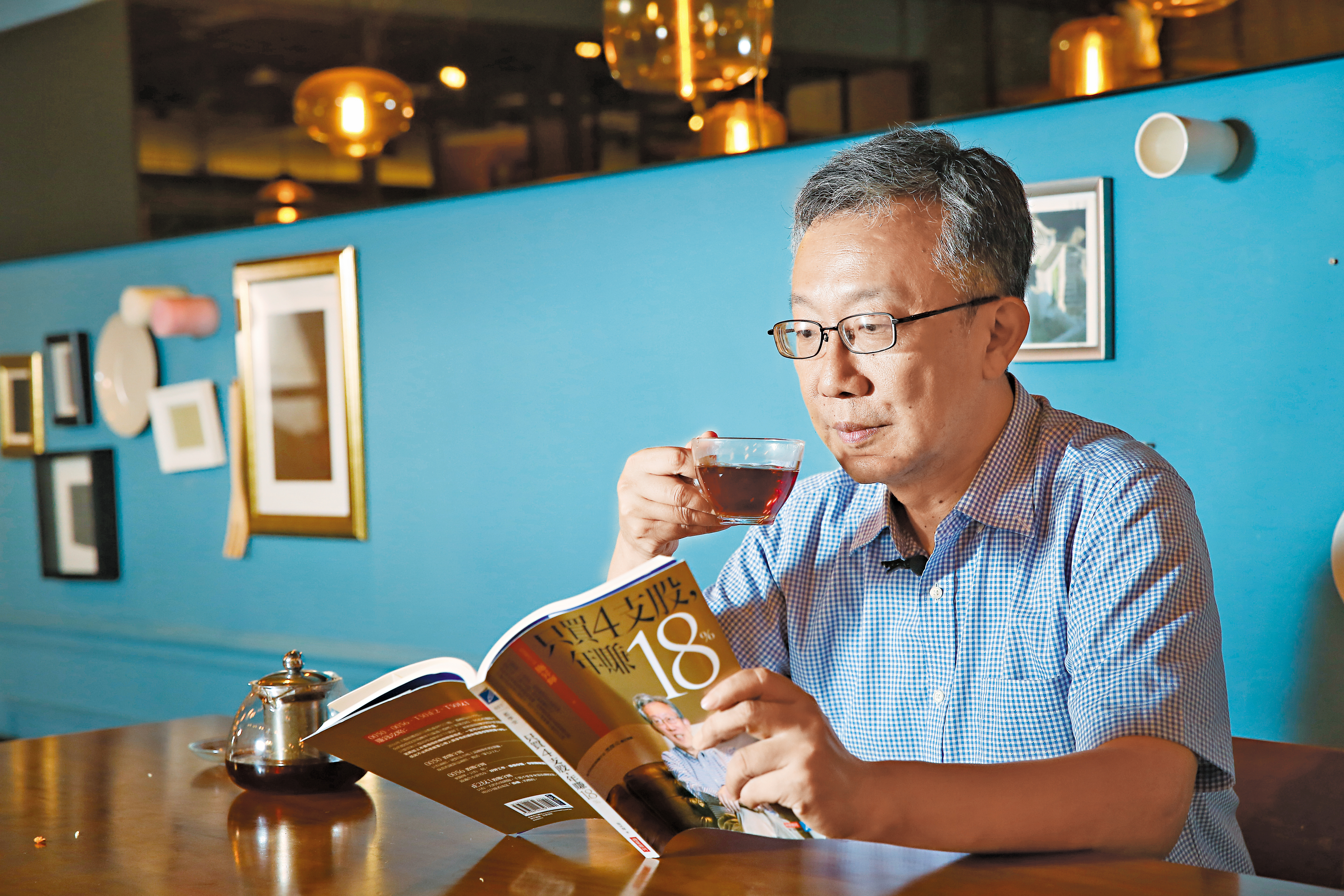 施昇輝最喜歡李小龍的經典名言：「我害怕一種踢法練過10,000次的人。」而他把這句名言運用在投資上。