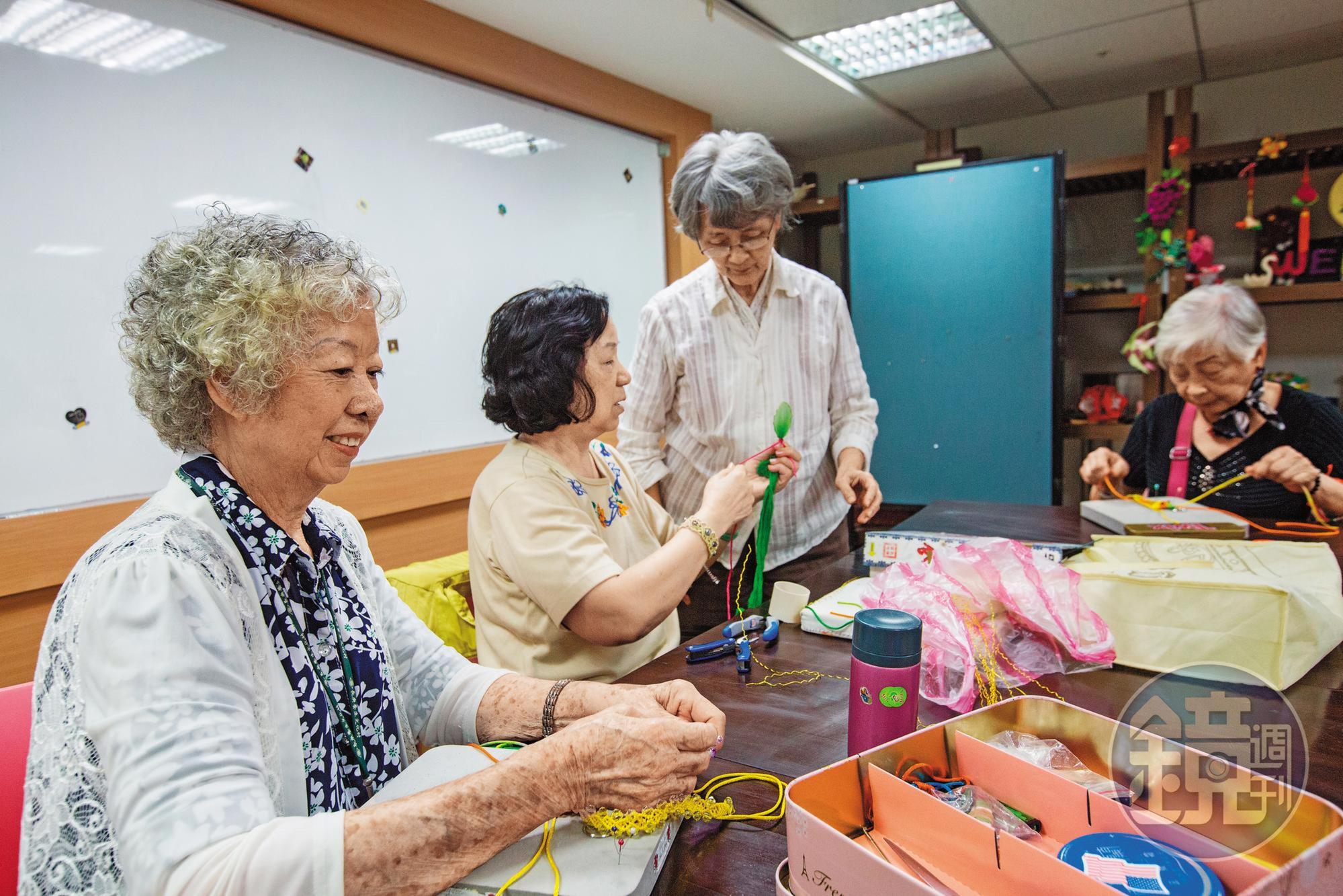 老後的生活想要多彩多姿，要有老本、老友、健康及興趣。