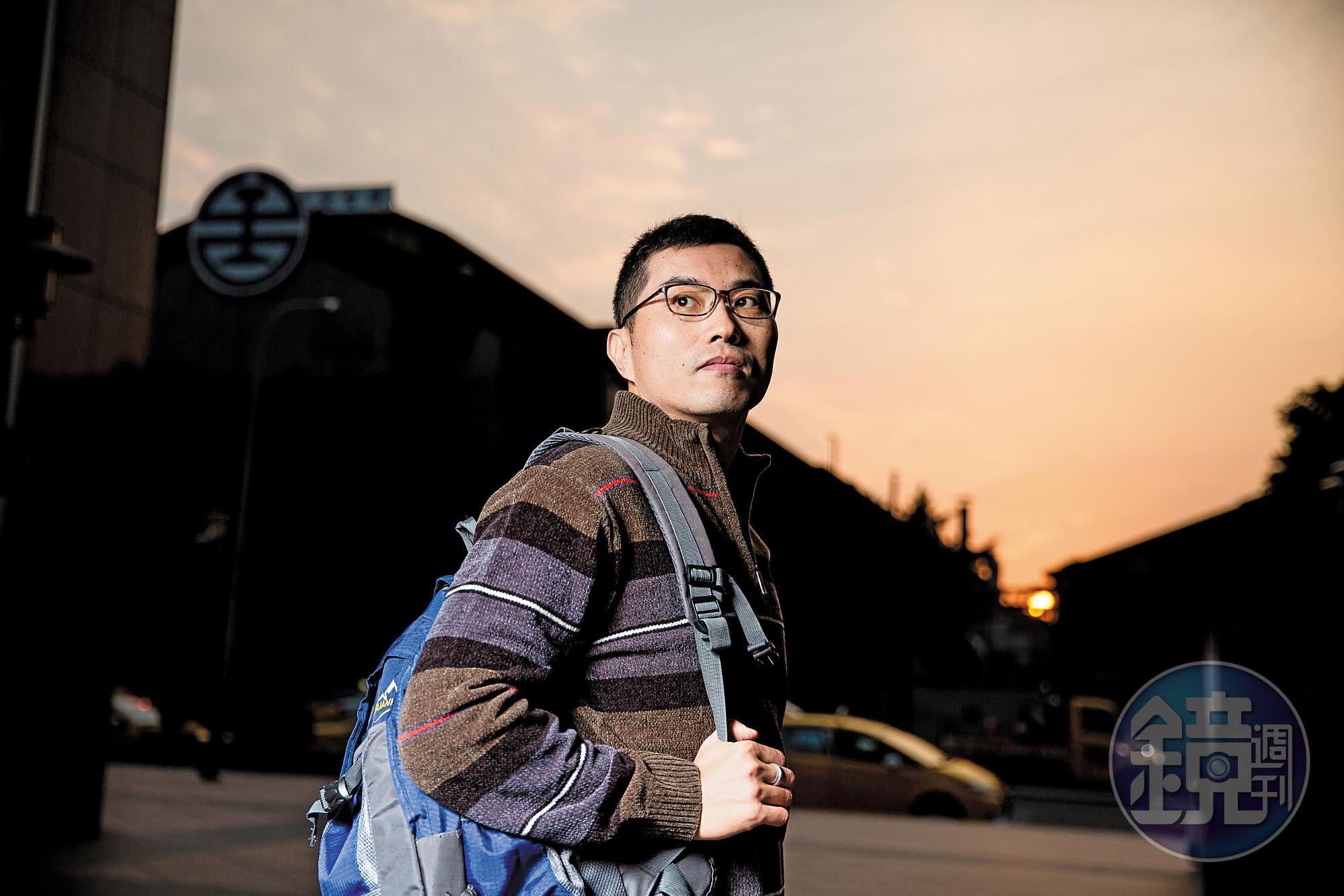 原是券商自營部操盤人的王仲麟,38歲退休當全職奶爸,10年來靠著一套聚寶盆股操作換來食衣無虞。