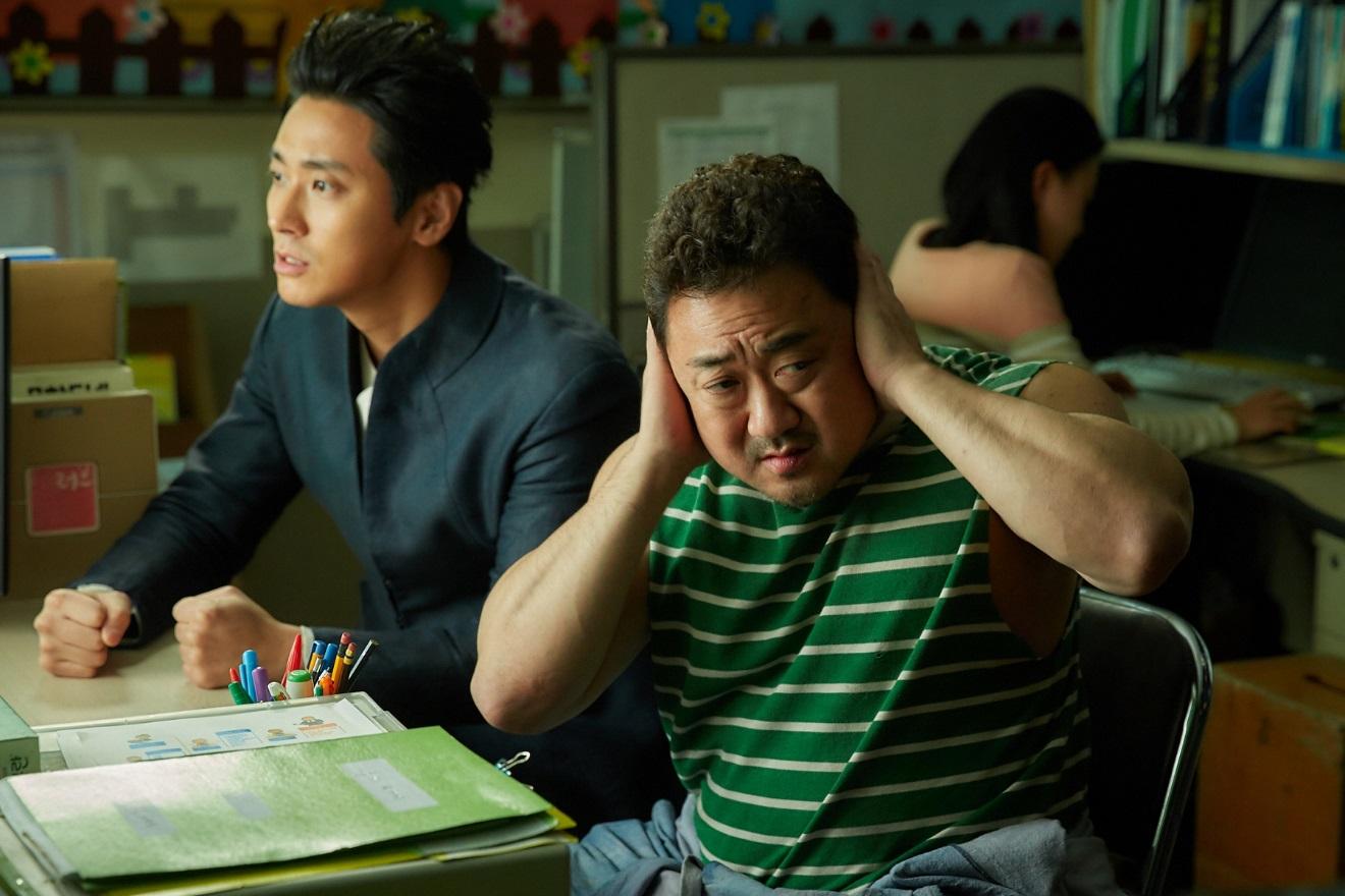 朱智勛（左）與馬東石在《與神同行：最終審判》中有精釆的對手戲，但實際拍攝時卻趣味橫生。（采昌國際多媒體提供）