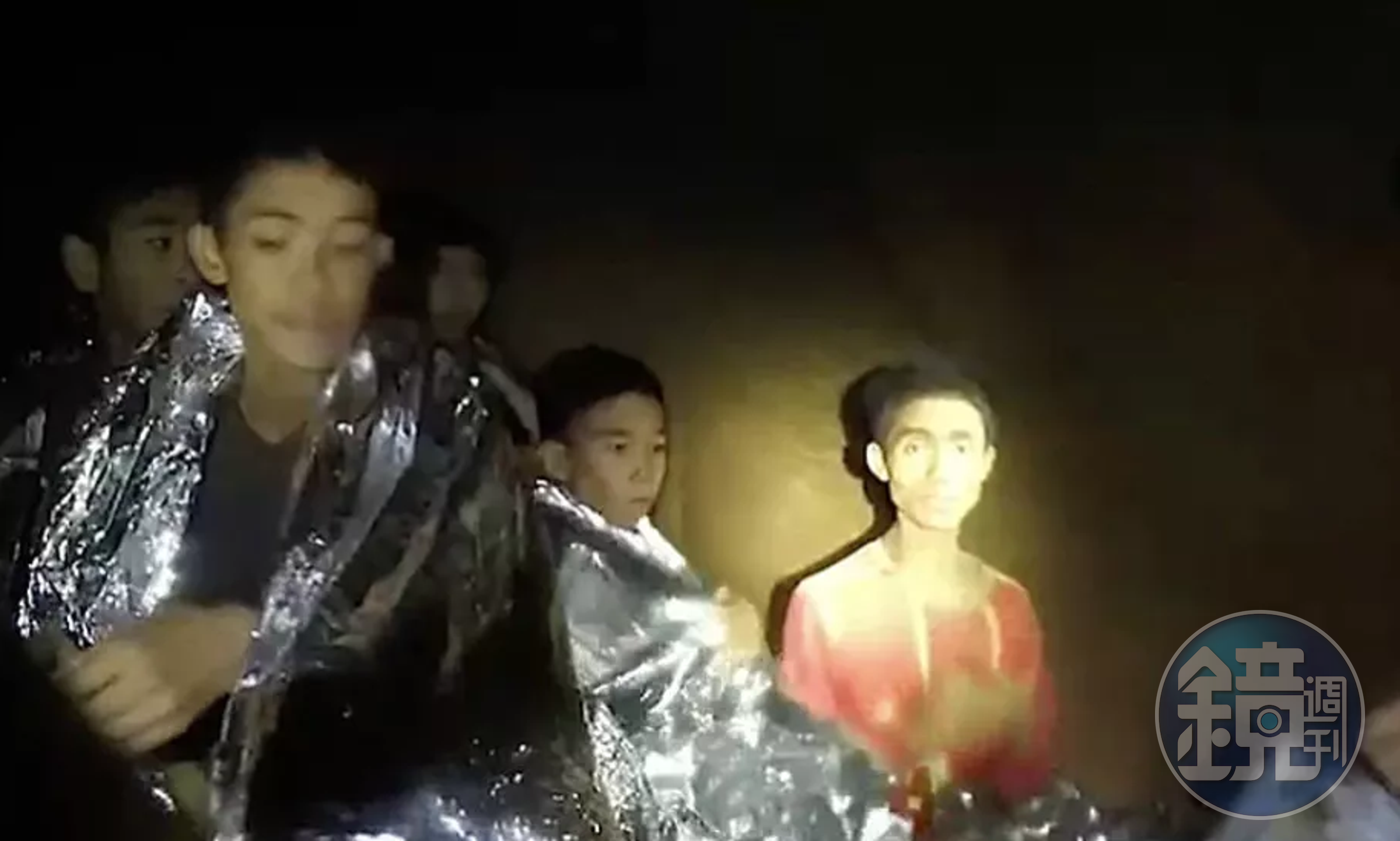 14歲的阿杜爾（右）在整個援救過程中肩負了通譯的工作。（翻攝自The Conversation）