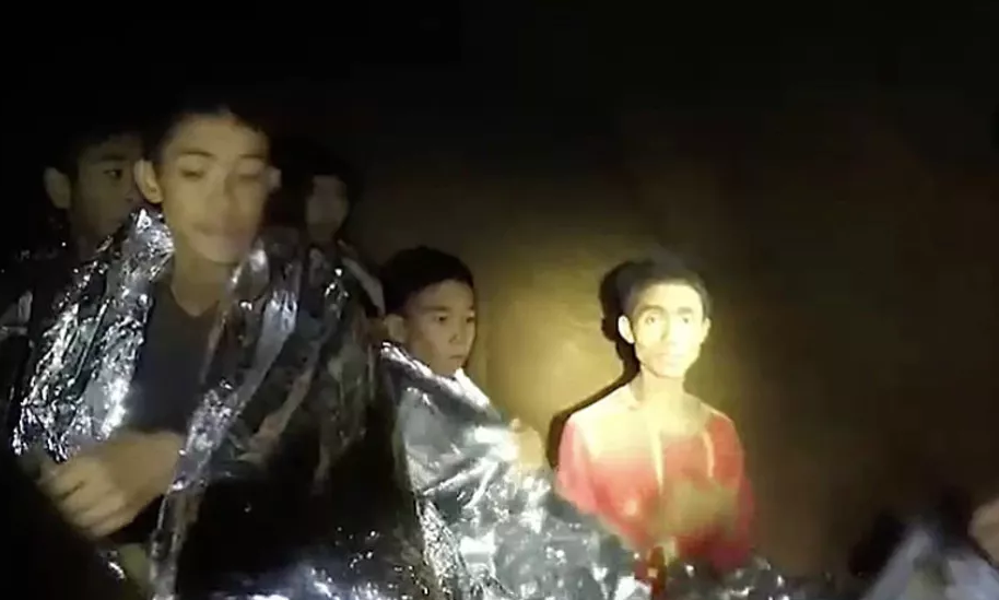 14歲的阿杜爾（右）在整個援救過程中肩負了通譯的工作。（翻攝自The Conversation）