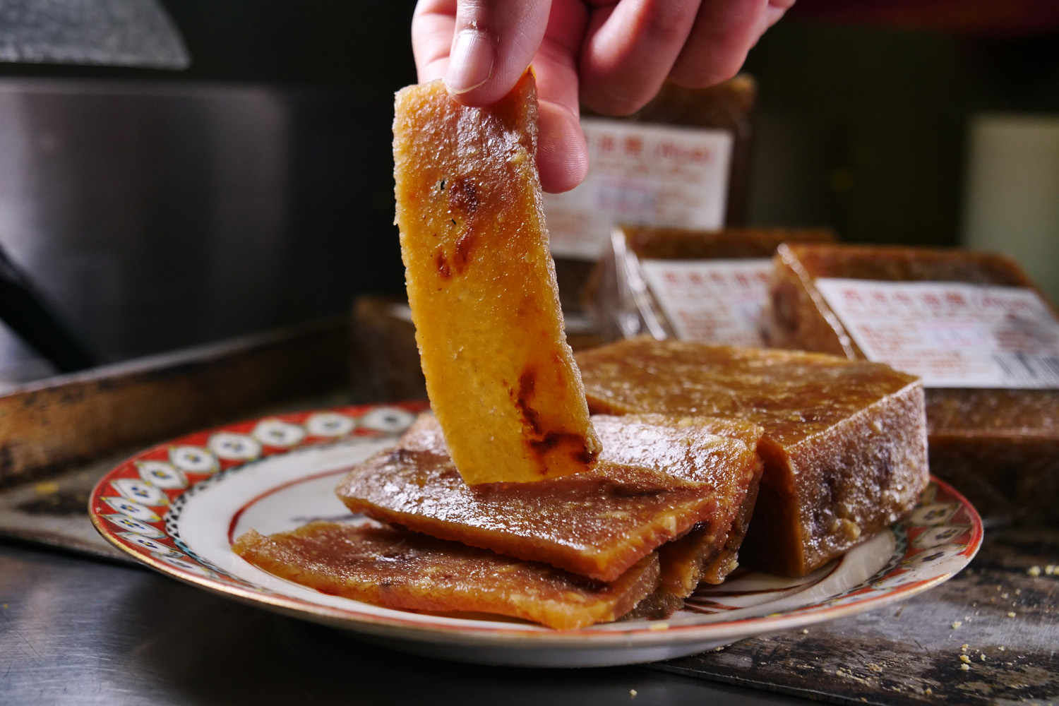 牛油糕已被列為澳門非物質文化遺產，是許多土生葡人耶誕節必備甜點。（澳門幣75元／塊，約NT$278）