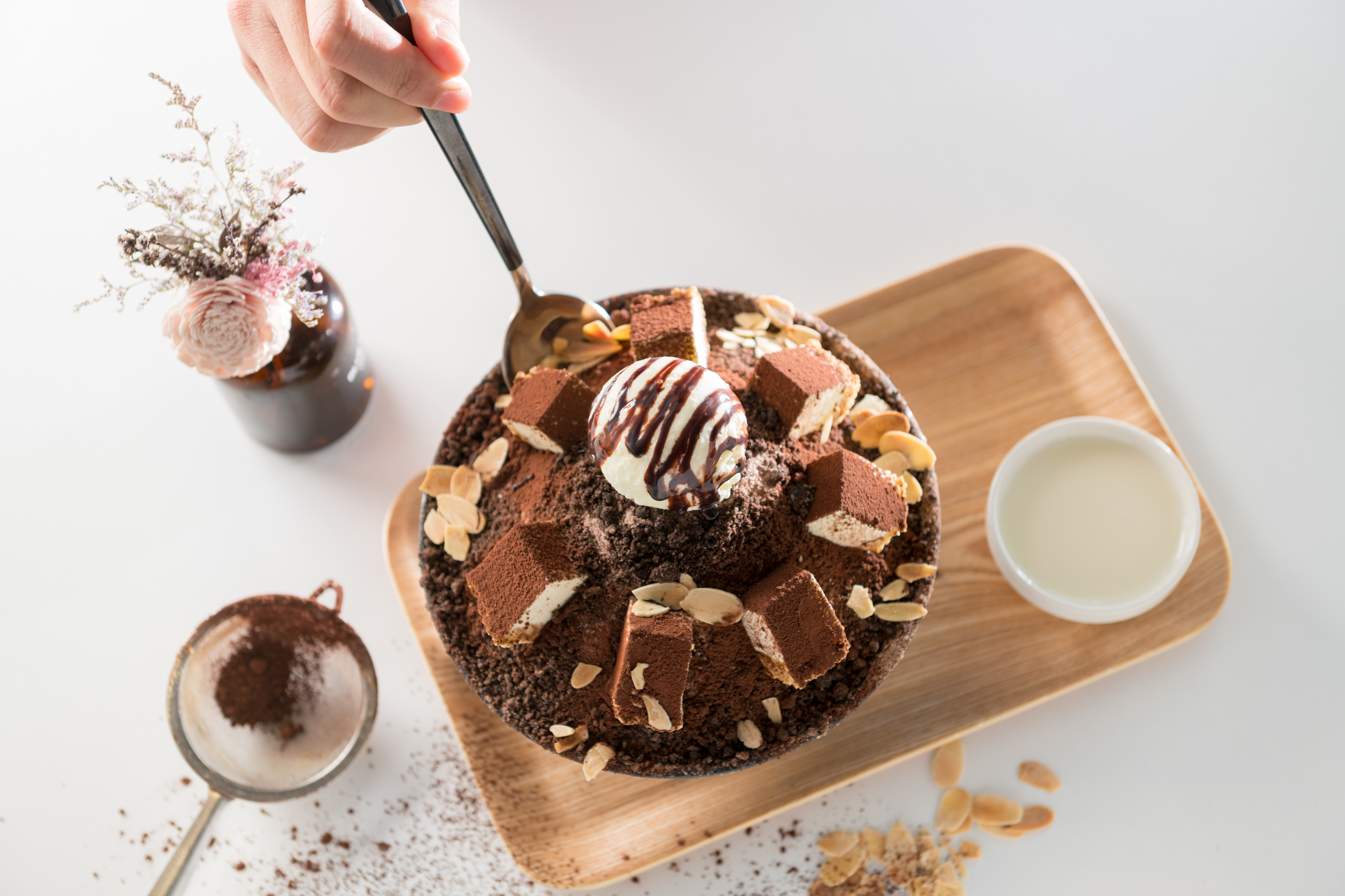 「提拉米蘇雪冰」撒滿摻了碎Oreo的可可粉增添香氣，提拉米蘇冰涼不甜膩。（200元／份）