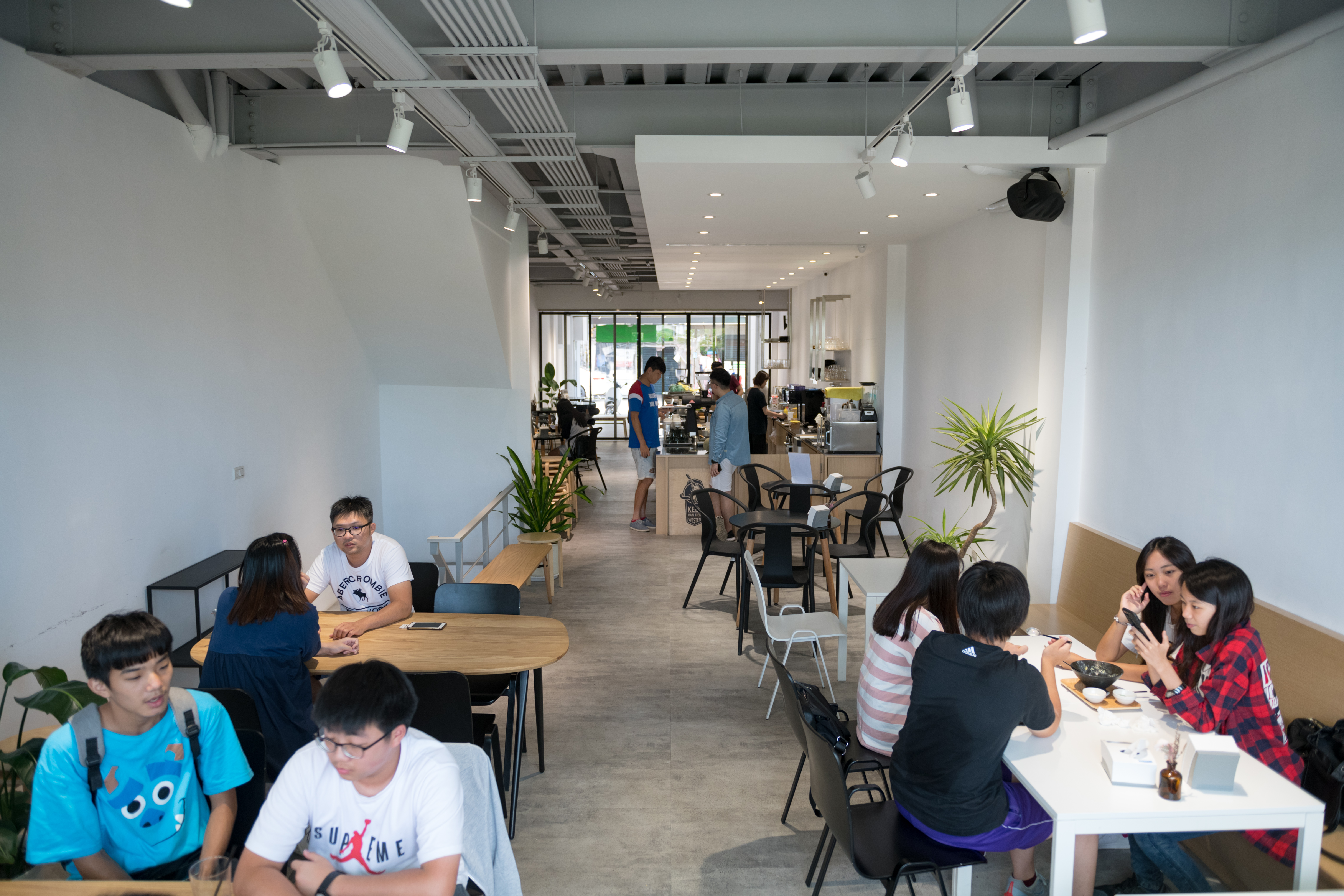 店面是以上一代開的麵包店改建而成，空間相當寬敞。