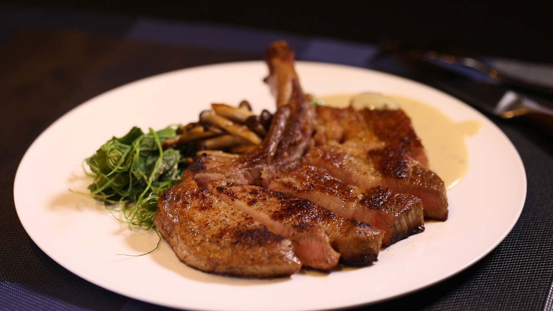 掌握料理小撇步，就能輕鬆煎出熟度恰到好處的戰斧豬排。