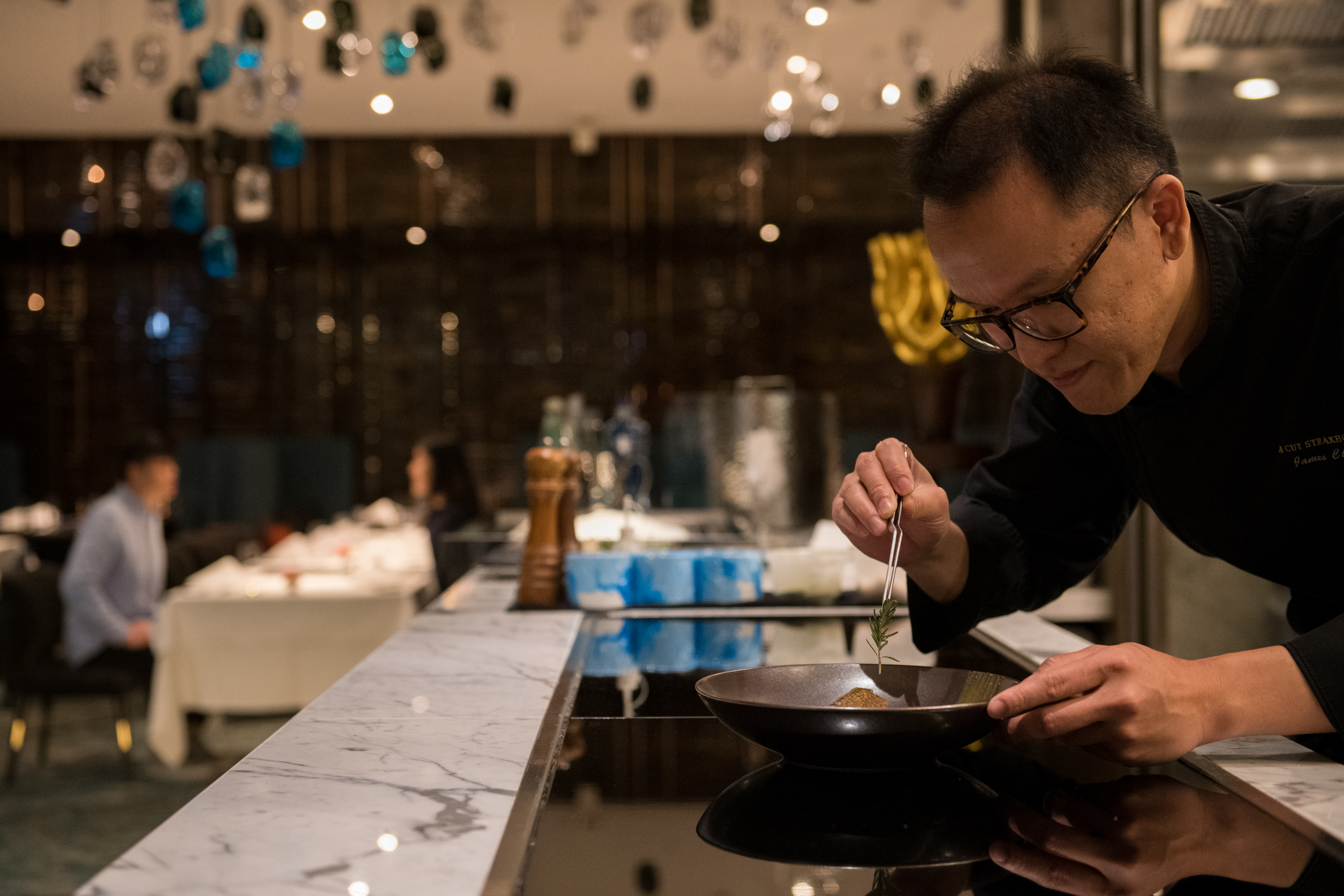 「A CUT牛排館」副主廚詹志謙有17年西餐資歷。