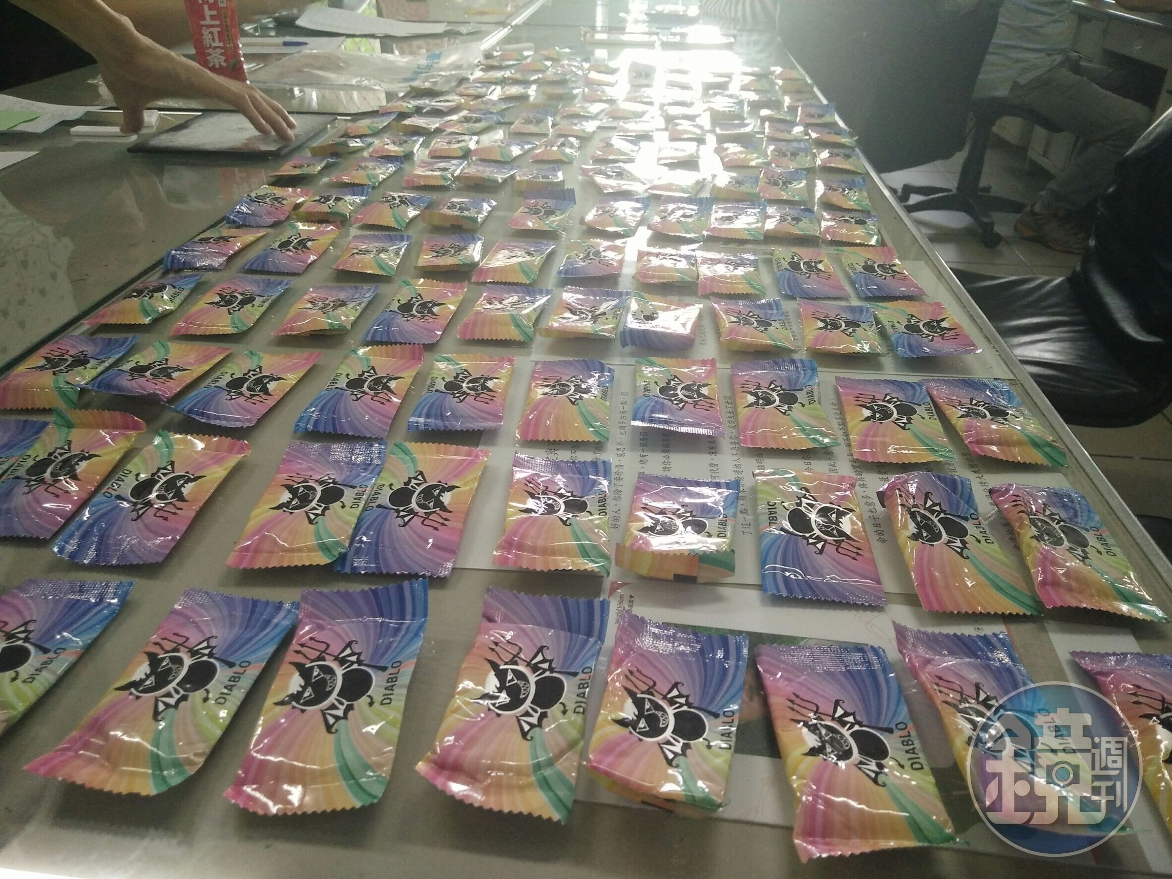 警方在鄭男家中找到大量毒咖啡包。（翻攝畫面）