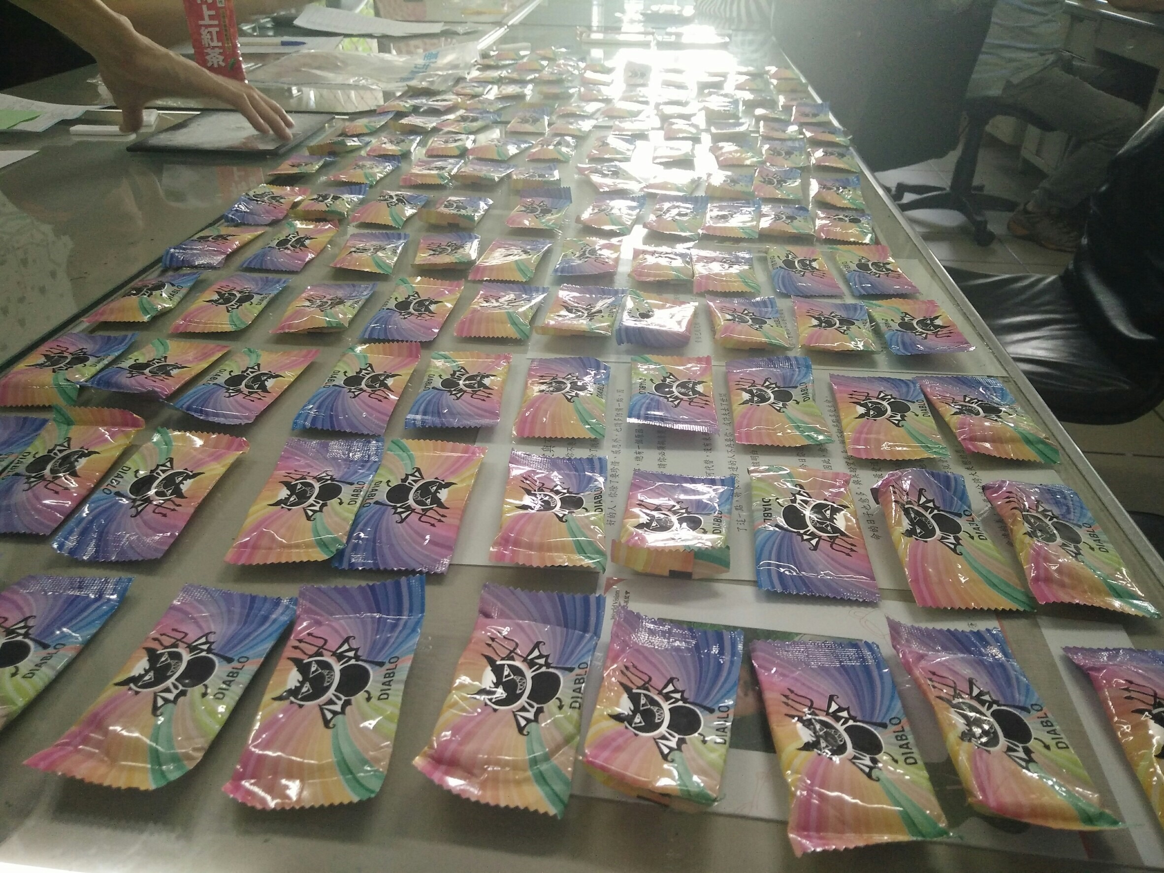 警方在鄭男家中找到大量毒咖啡包。（翻攝畫面）