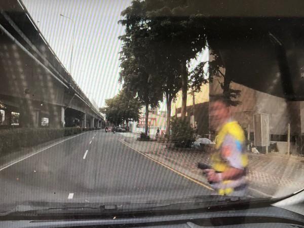警方攔下李男自小客後，中隊長黃欽洲持槍喝令李男下車。（警方提供）