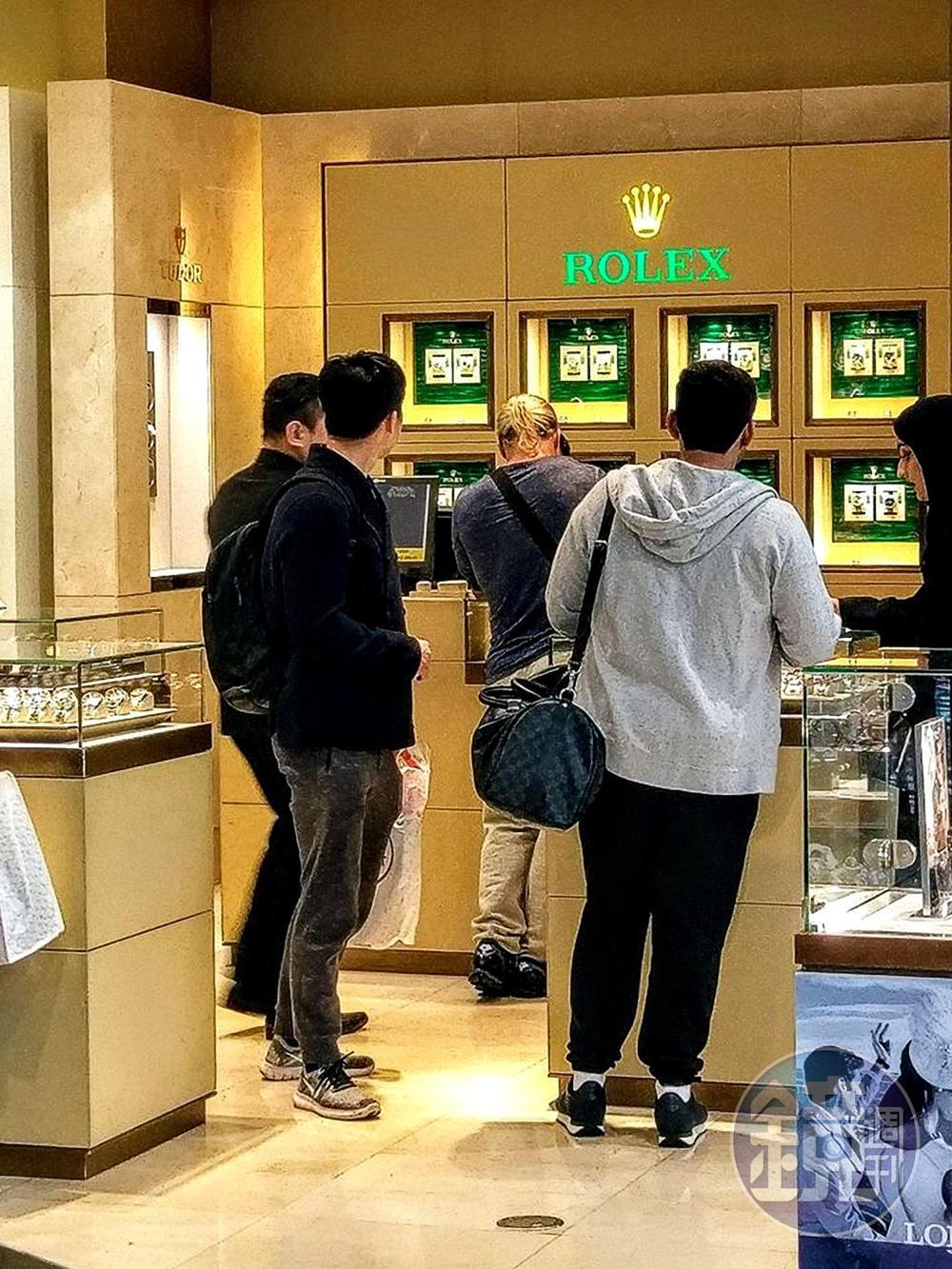 杜拜機場的ROLEX櫃位不大，商品流通卻非常迅速。即使拍攝時間已過午夜依舊擠滿人，顯見品牌魅力無窮。