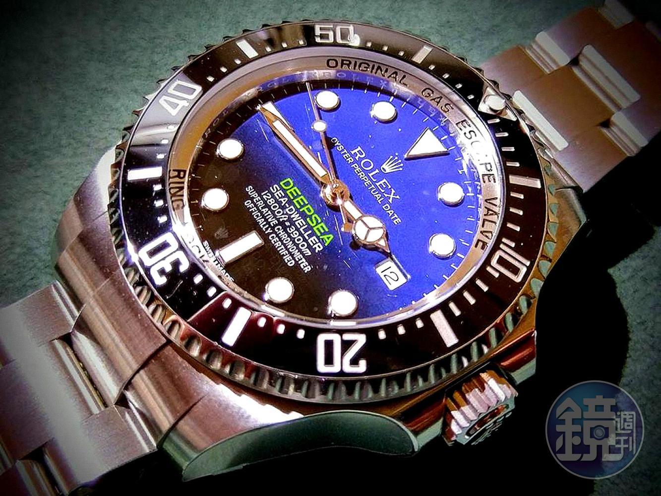 2017年3月在杜拜機場買下的Sea-Dweller Deepsea D-Blue，吊牌標價為AED41,420，以當時匯率換算、含刷卡手續費約合台幣36.5萬，比台灣買便宜3萬塊以上。
