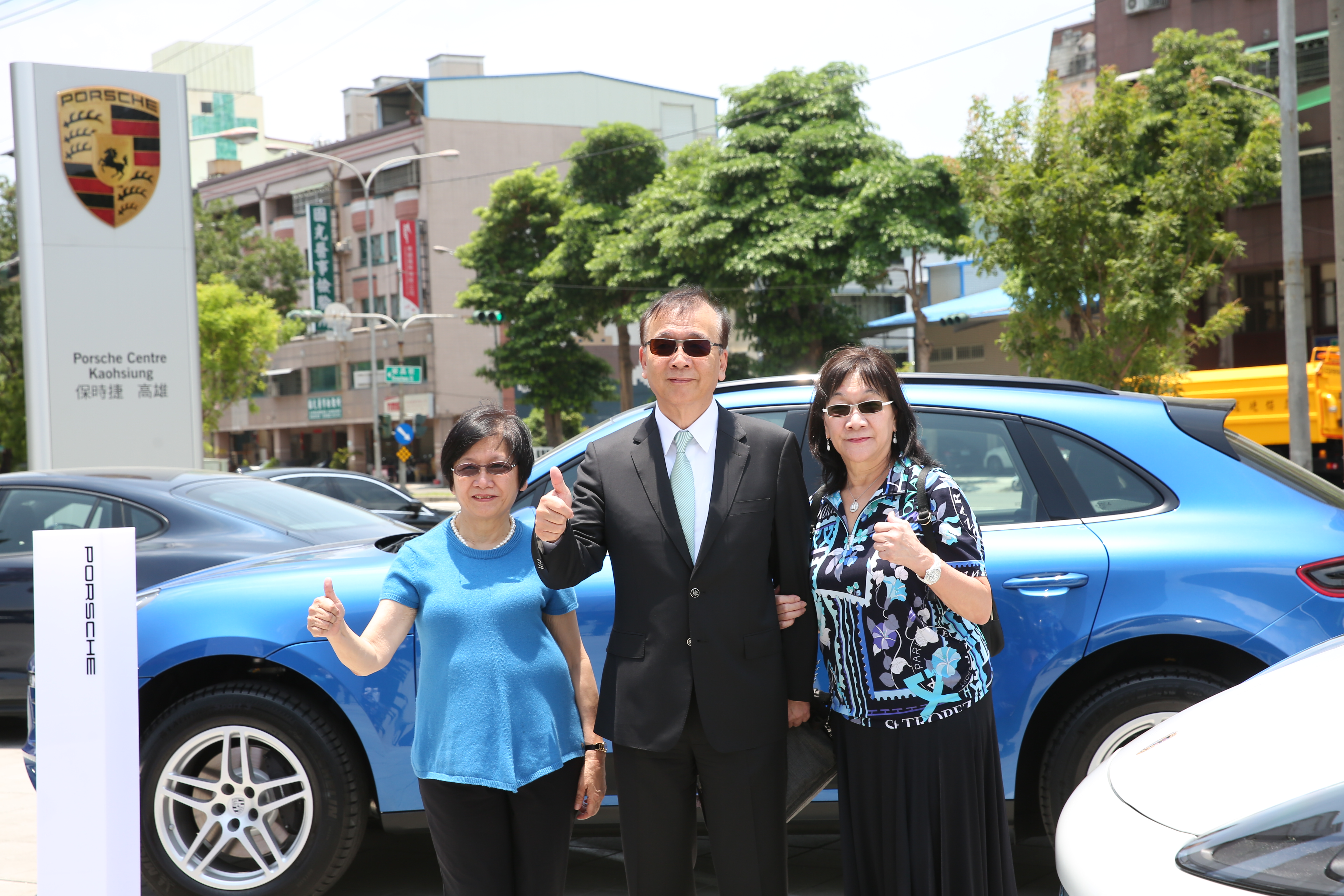 為了保時捷高雄旗艦店開幕活動，汎德永業唐家三姊弟罕見同台。