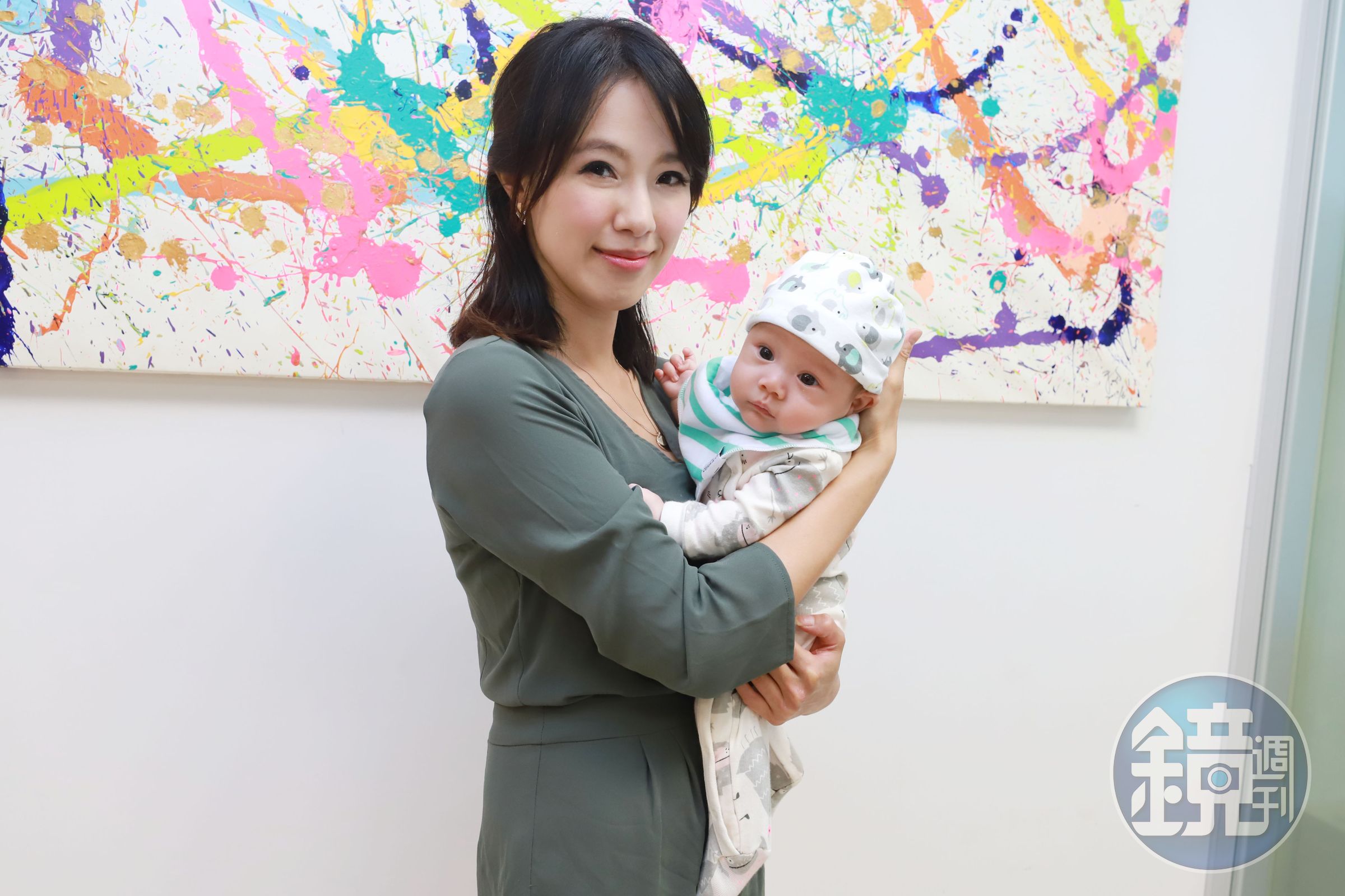黃瑄生了小孩後身材迅速恢復苗條，日前還送油飯到民視分享喜悅。（民視提供）