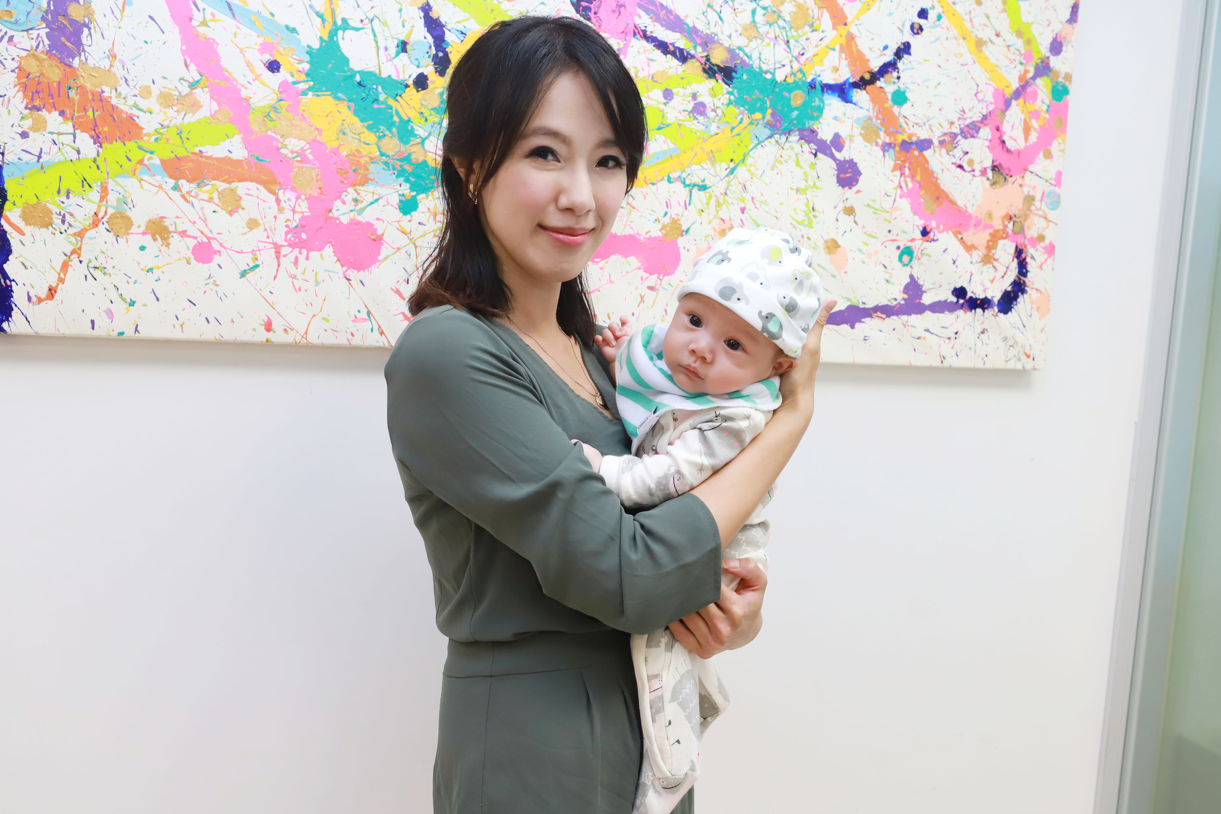 黃瑄生了小孩後身材迅速恢復苗條，日前還送油飯到民視分享喜悅。（民視提供）