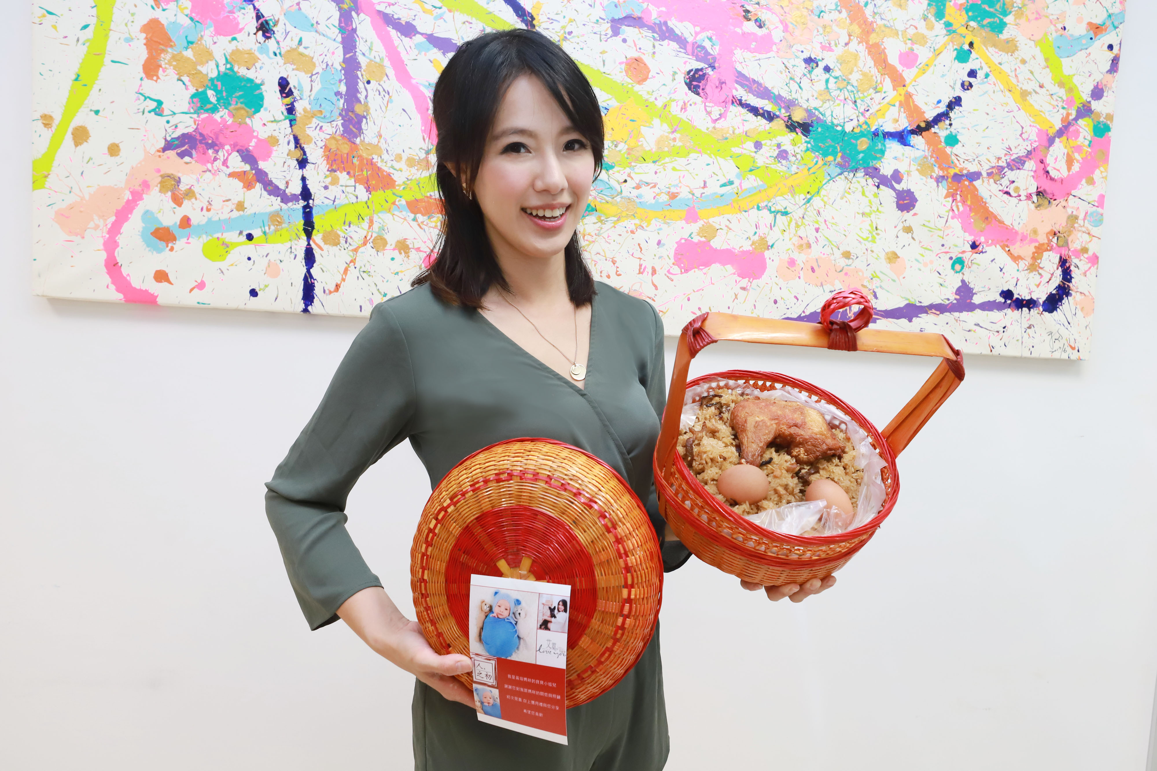 黃瑄生了小孩後身材迅速恢復苗條，日前還送油飯到民視分享喜悅。（民視提供）