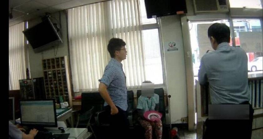 阿嬤被騙走畢生積蓄，在派出所內難過地嚎啕大哭。（警方提供）
