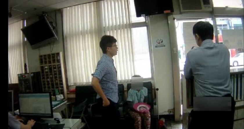 阿嬤被騙走畢生積蓄，在派出所內難過地嚎啕大哭。（警方提供）