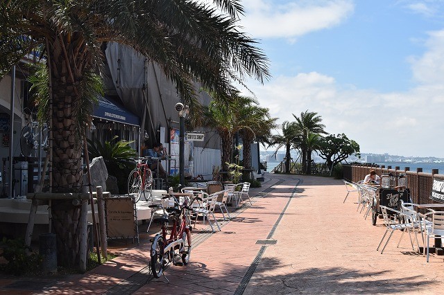 北谷町位於沖繩島中部地區西側，有一半的面積為美軍基地。一位在東京討生活的沖繩女性憶起高中時代，許多同學都很放蕩不正經，「好幾位都在北谷町和美國軍人玩樂」。圖為北谷町當地一景。（圖片來源沖縄ラボ）