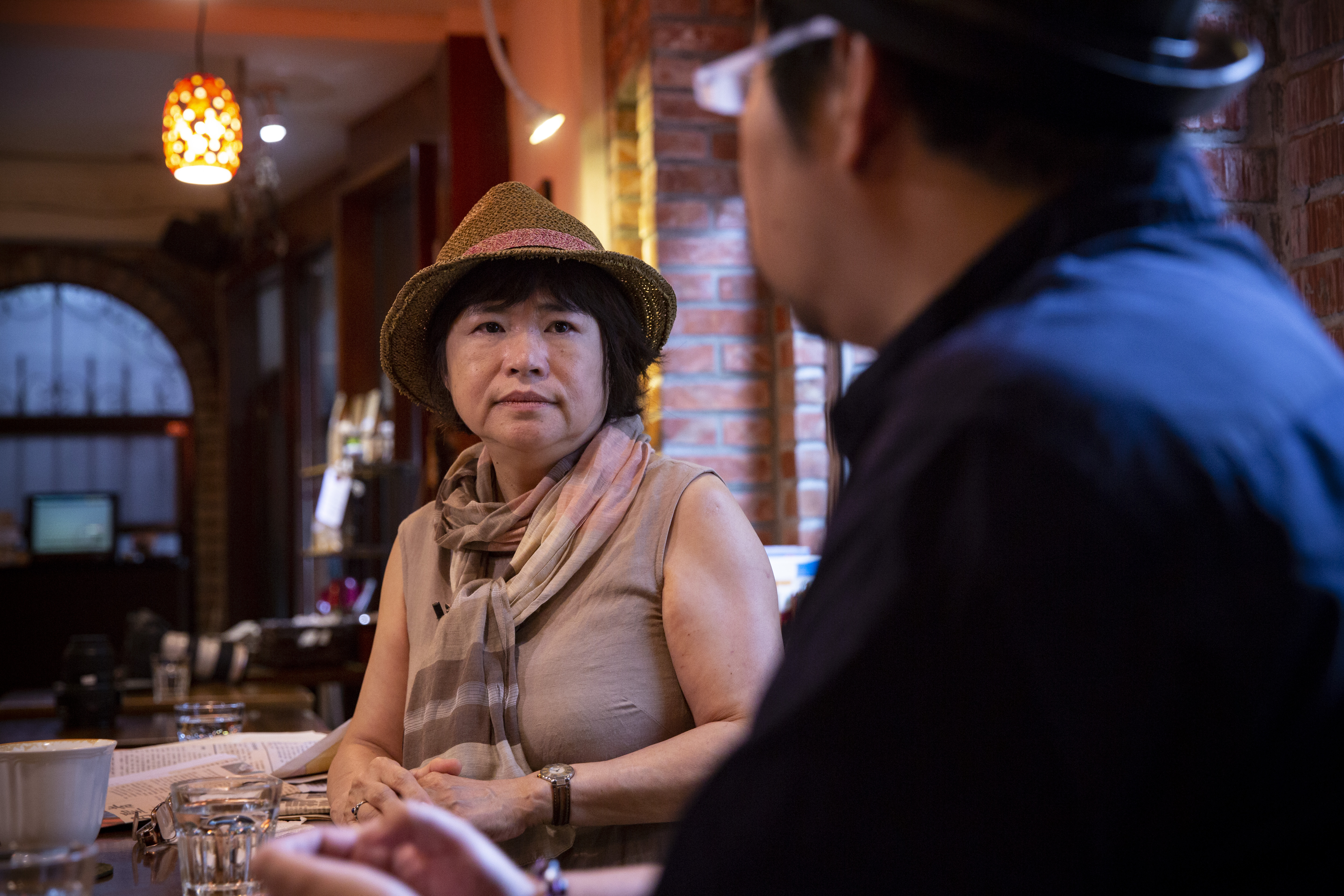 楊索（左）從事底層報導多年，當出版社編輯建議她用筆名出書，她卻堅持跟她過往的受訪者一樣用本名，檢視生命中的創傷與韌性。