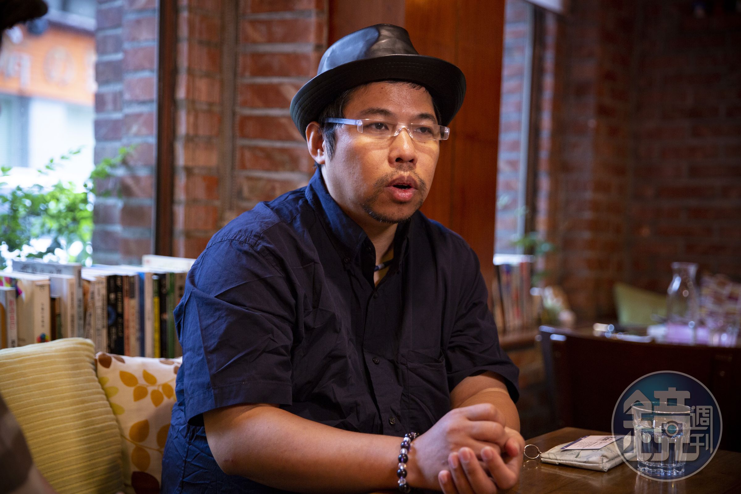 「我曾經渴望找到家人， 又覺得現實不可能發生。上天給每個人不同的命運，如果命運不讓我找到，我就算怎麼努力都不可能，所以我就接受命運。」銀色快手說。