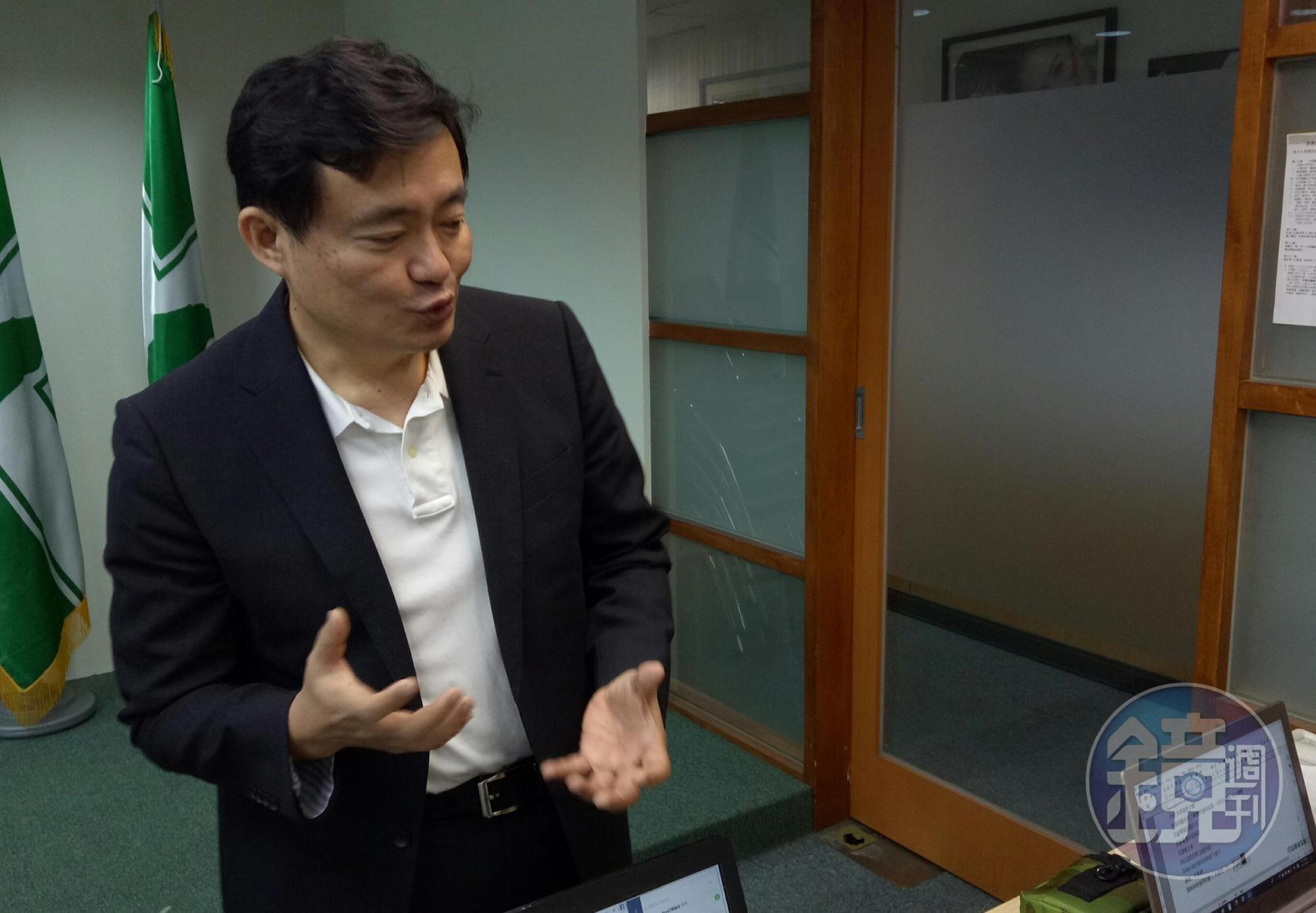 民進黨祕書長洪耀福認為，前總統馬英九將三中案導向政治迫害是要當護身符。