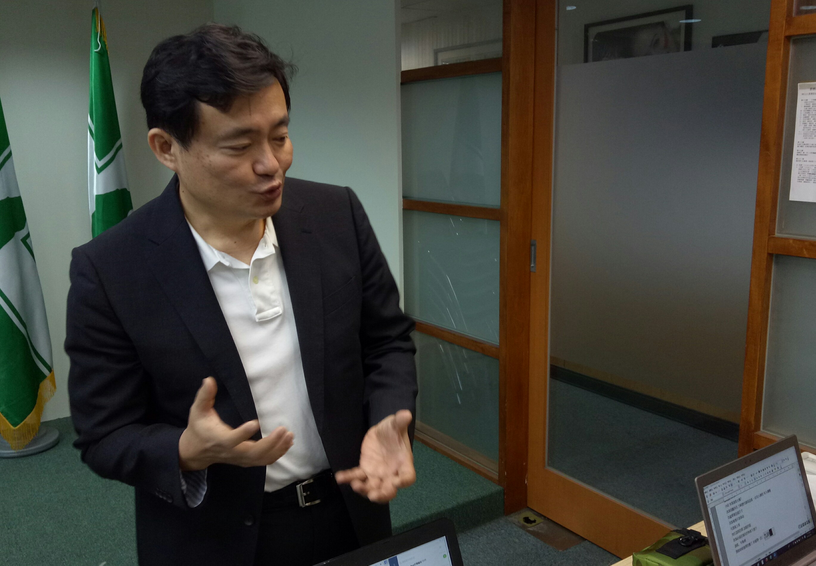 民進黨祕書長洪耀福認為，前總統馬英九將三中案導向政治迫害是要當護身符。