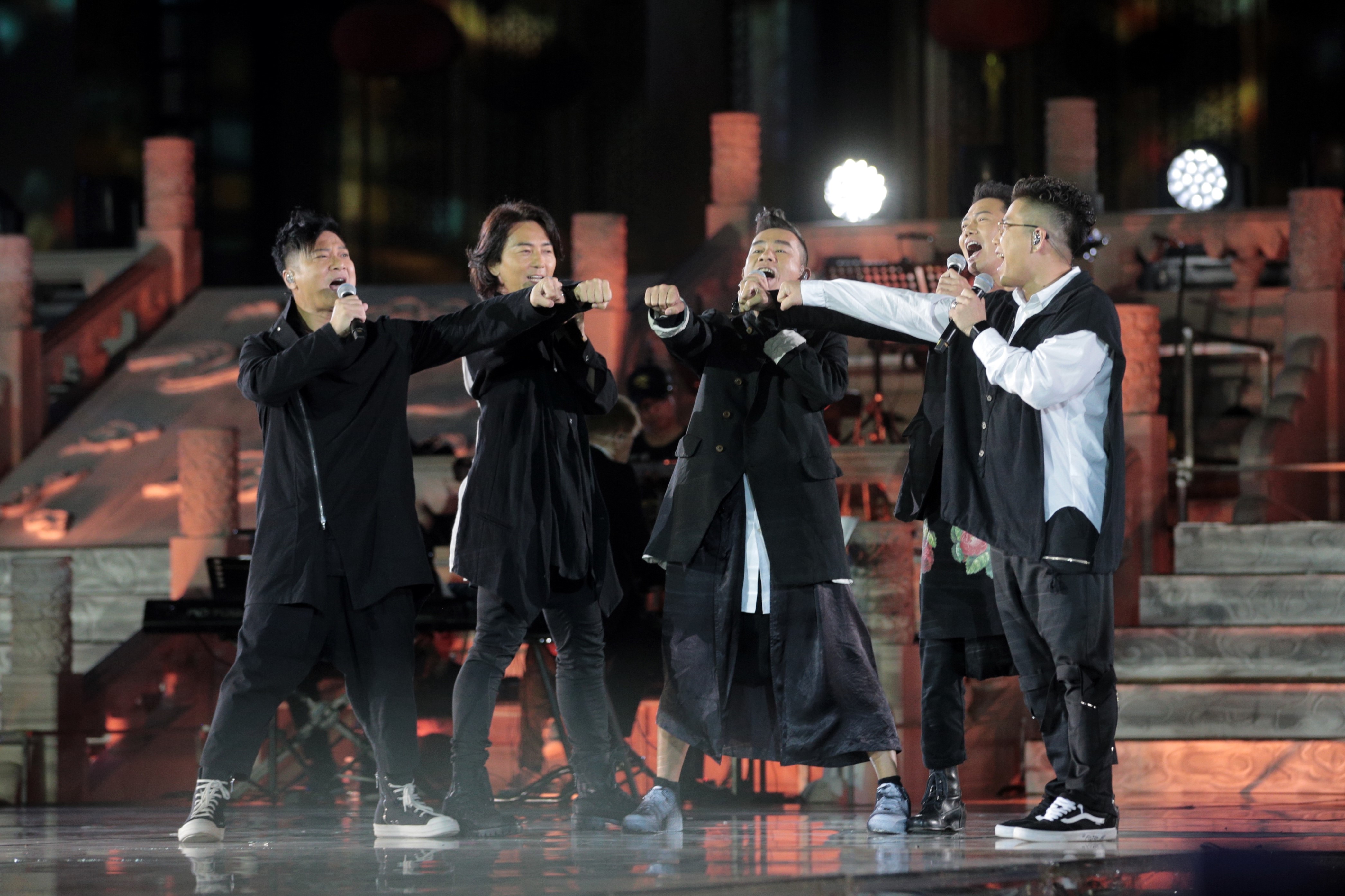 鄭伊健、陳小春等5兄弟在成龍成龍國際電影週開幕式獻唱《黃金兄弟》主題曲。(寬魚國際提供)