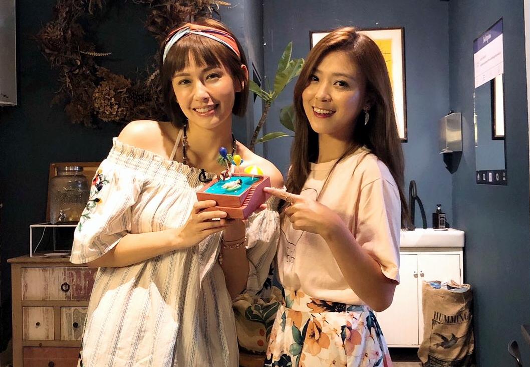 袁艾菲（左）昨生日，好姐妹卓文萱送上禮物給她驚喜。（艾迪昇提供）