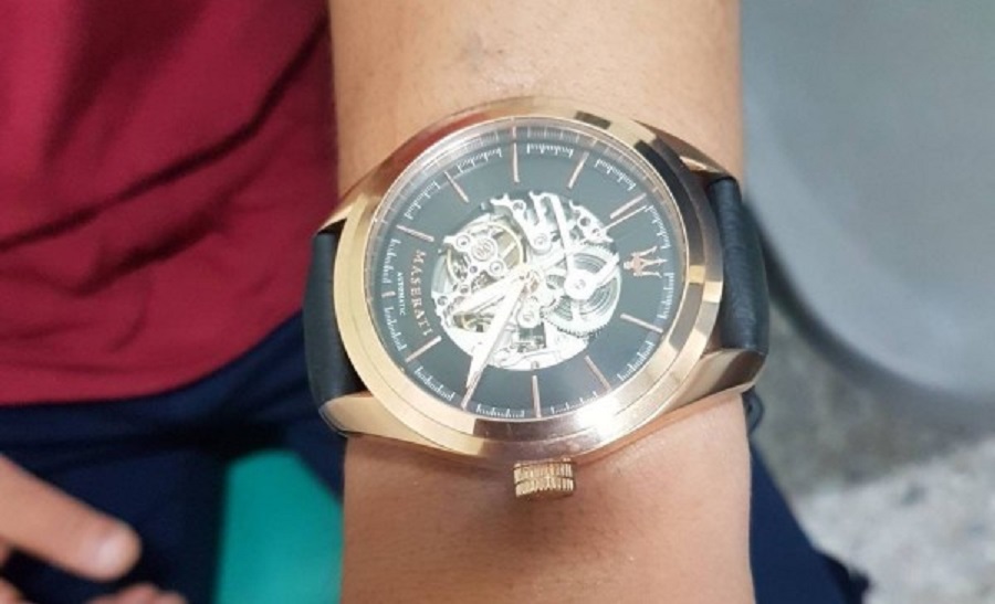 張嫌被逮時手上還戴著偷來的名錶。（警方提供）