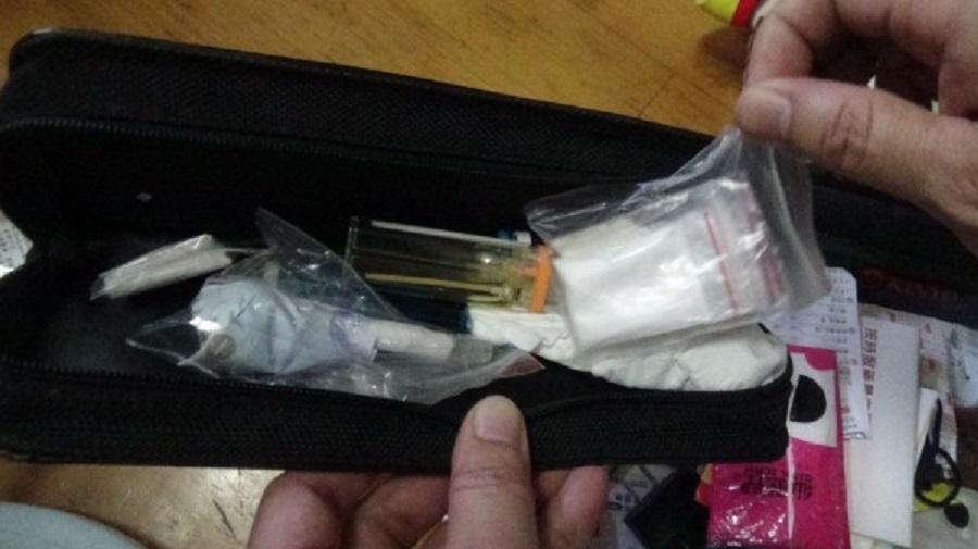 警方在張嫌住處查獲的毒品及吸食器。（警方提供）