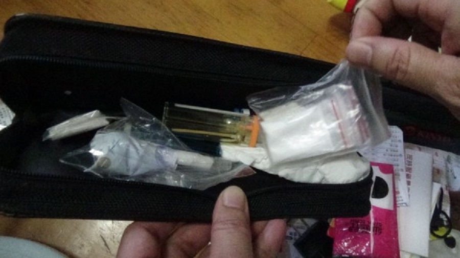 警方在張嫌住處查獲的毒品及吸食器。(警方提供)