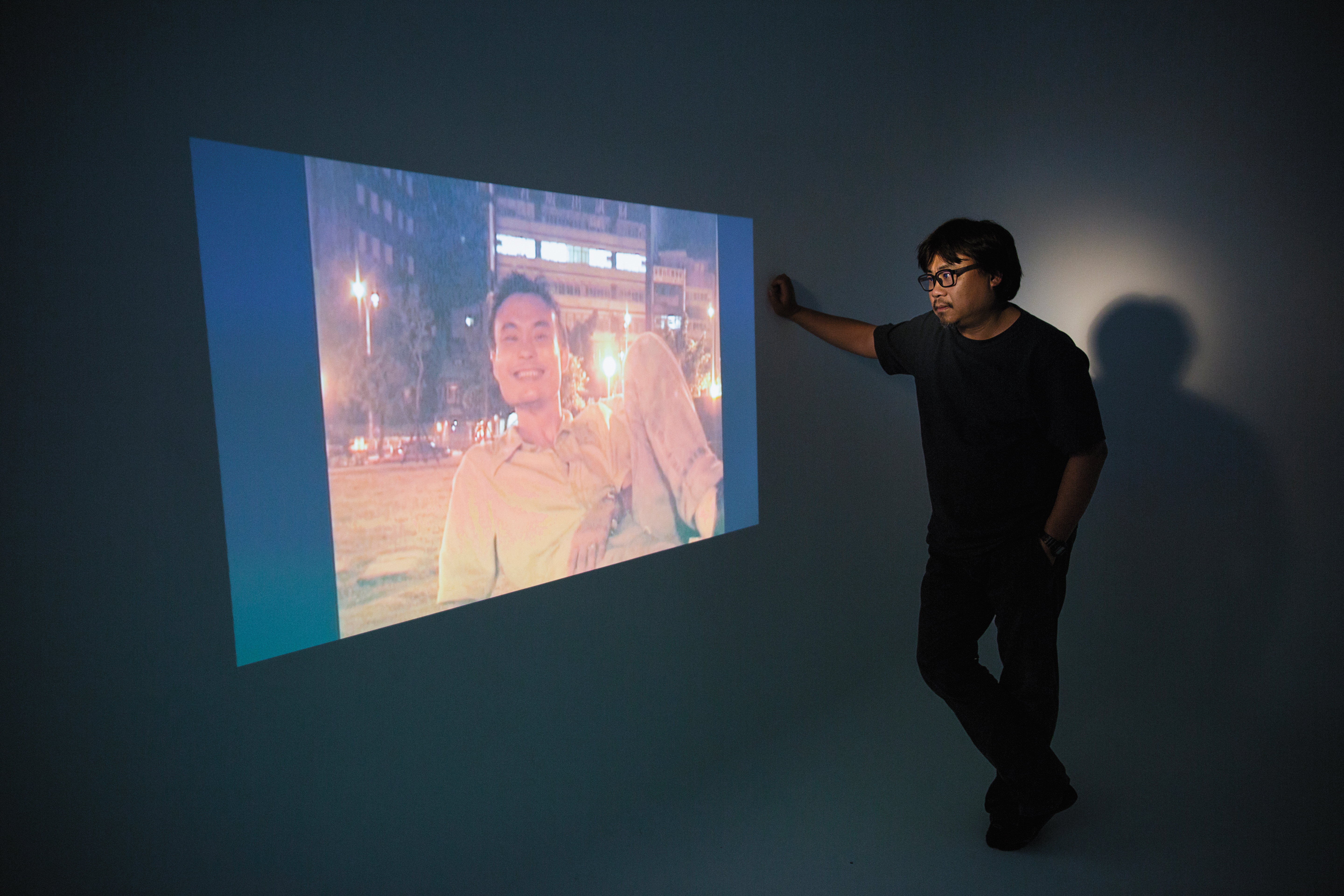 吳耀東（右）與辜國瑭（左）這一對歡喜冤家，糾纏了20年，直到辜國瑭猝死，吳耀東才終於「看見」橫亙在彼此的情感。