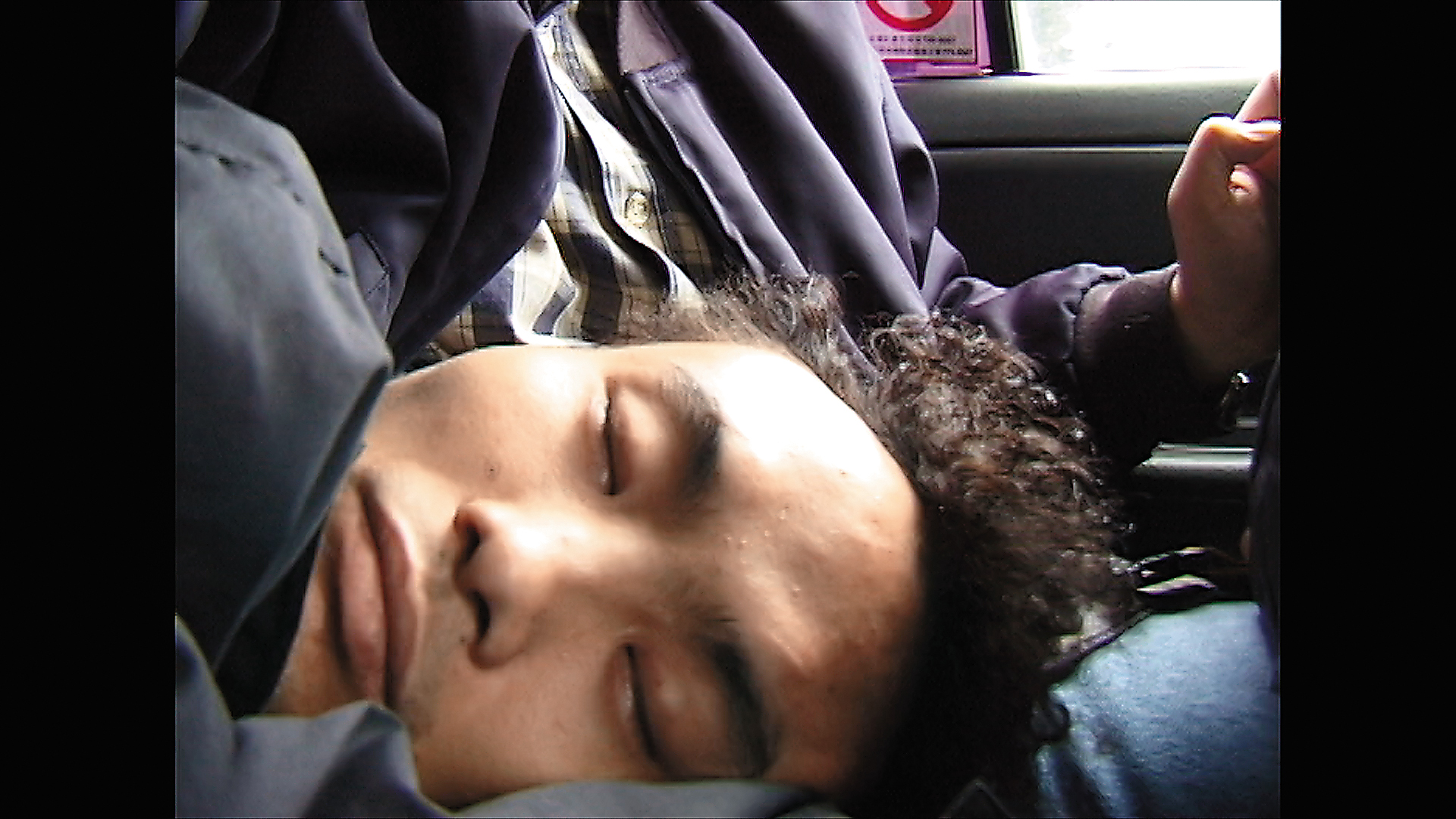 《Goodnight & Goodbye》裡，疲累的辜國瑭（圖）靠在吳耀東大腿上沉睡，這一幕原本被壓在記憶深處，令吳耀東不敢承受。（吳耀東提供）