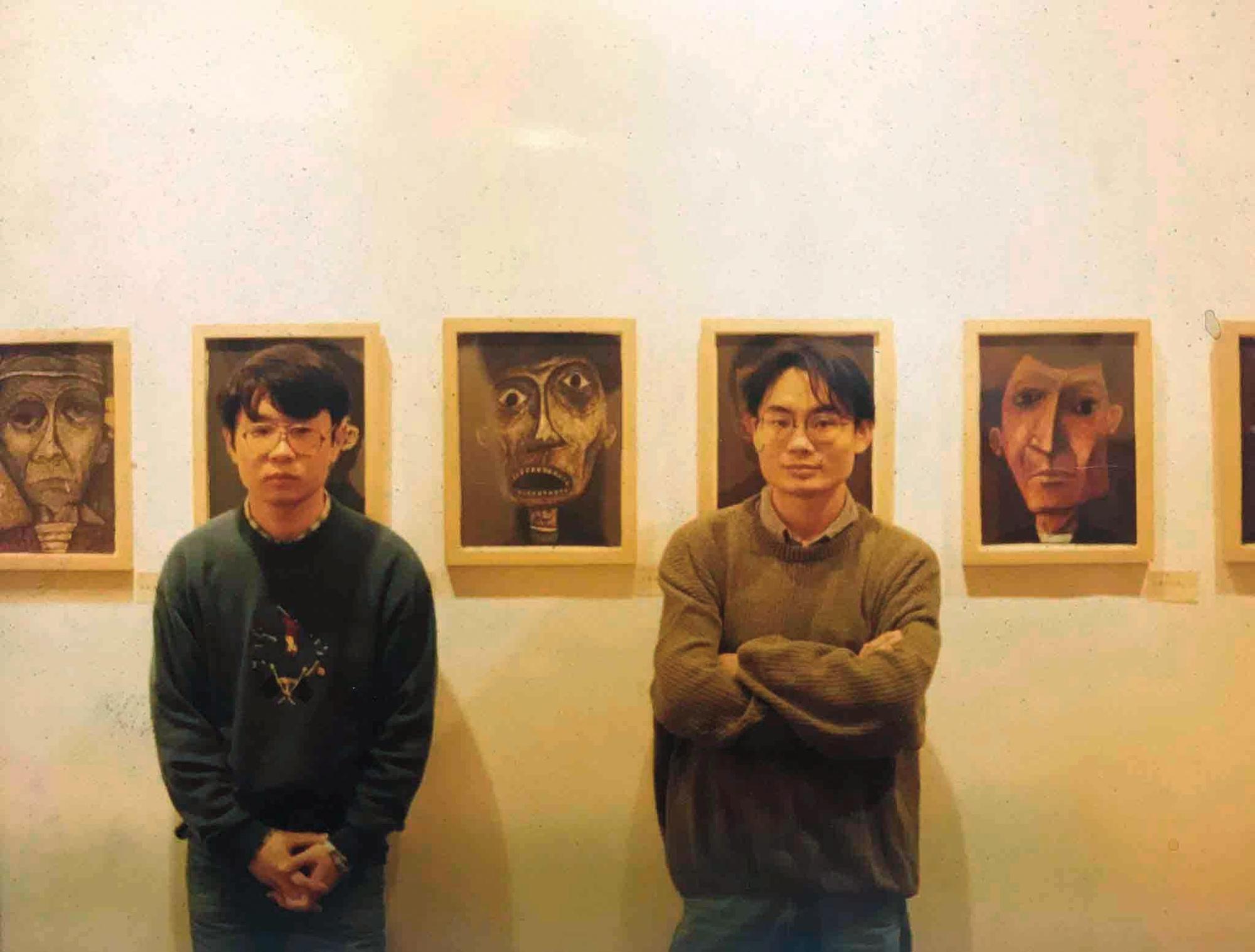 1993年12月,張立曄(左)舉辦第一次個展,身為好友的辜國瑭(右)也到場加油打氣。(張立燁提供)