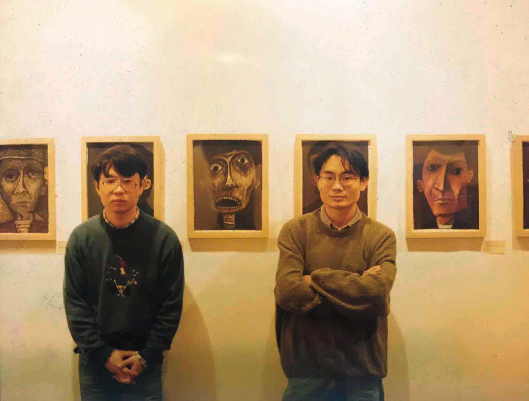 1993年12月,張立曄(左)舉辦第一次個展,身為好友的辜國瑭(右)也到場加油打氣。(張立燁提供)